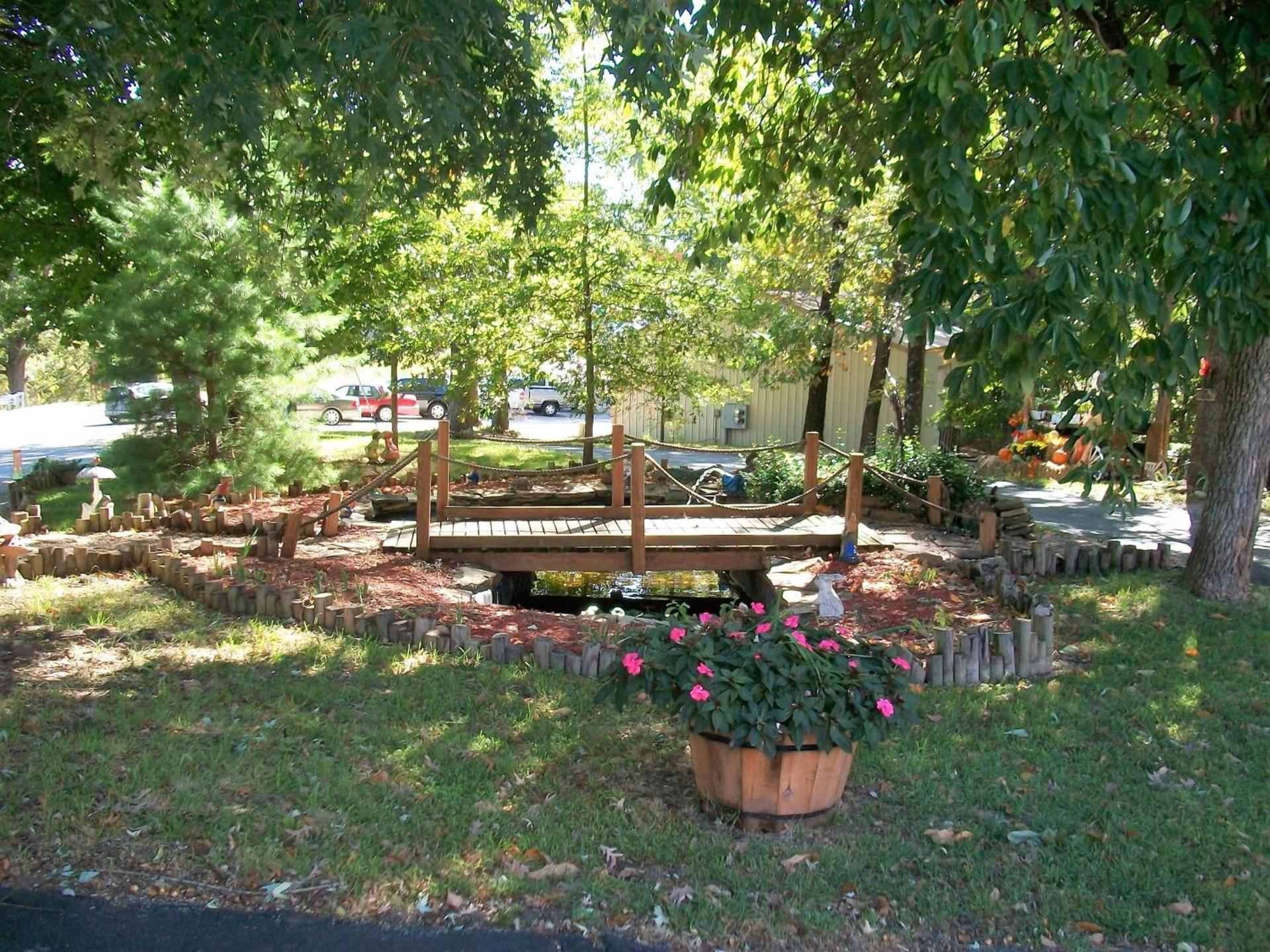 Shady Acre Inn and Suites photo 18