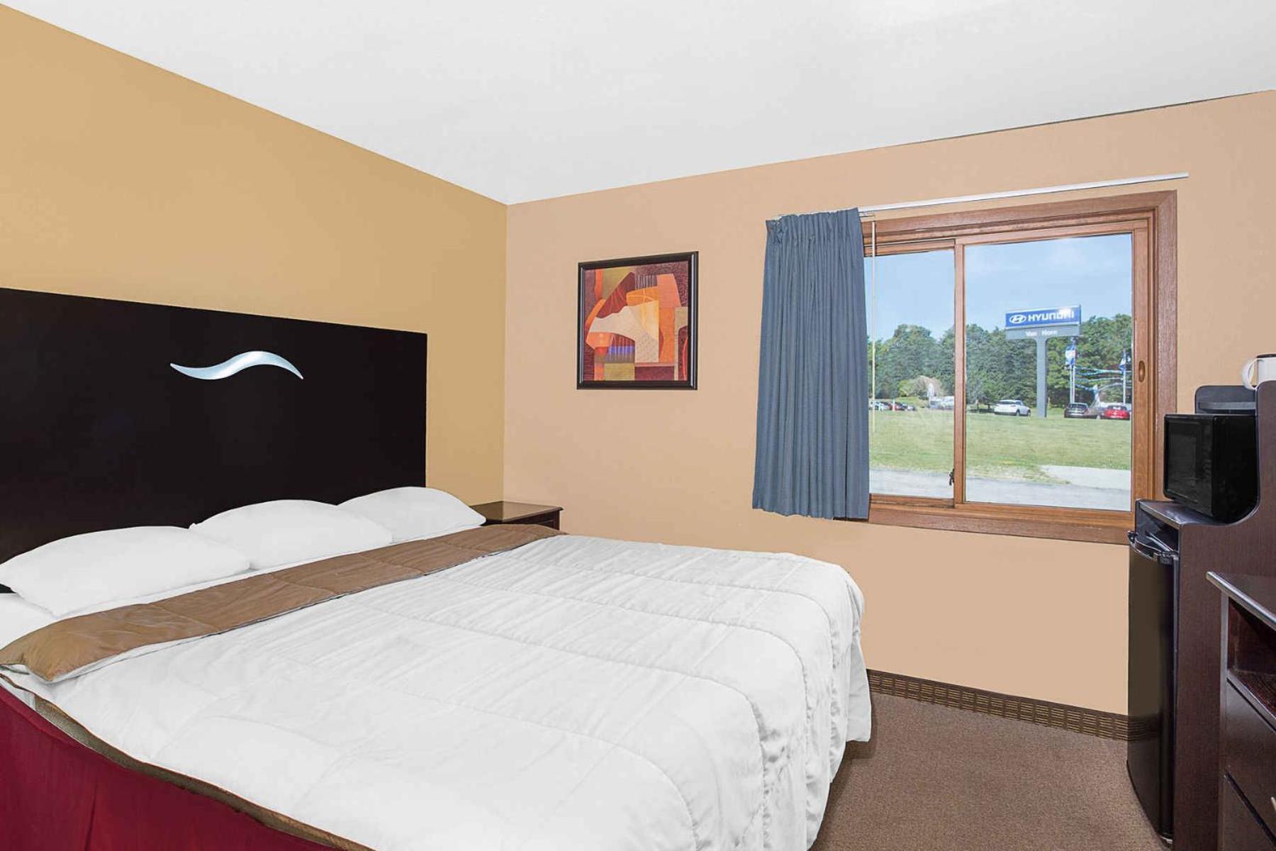 Super 8 by Wyndham Sheboygan WI photo 25