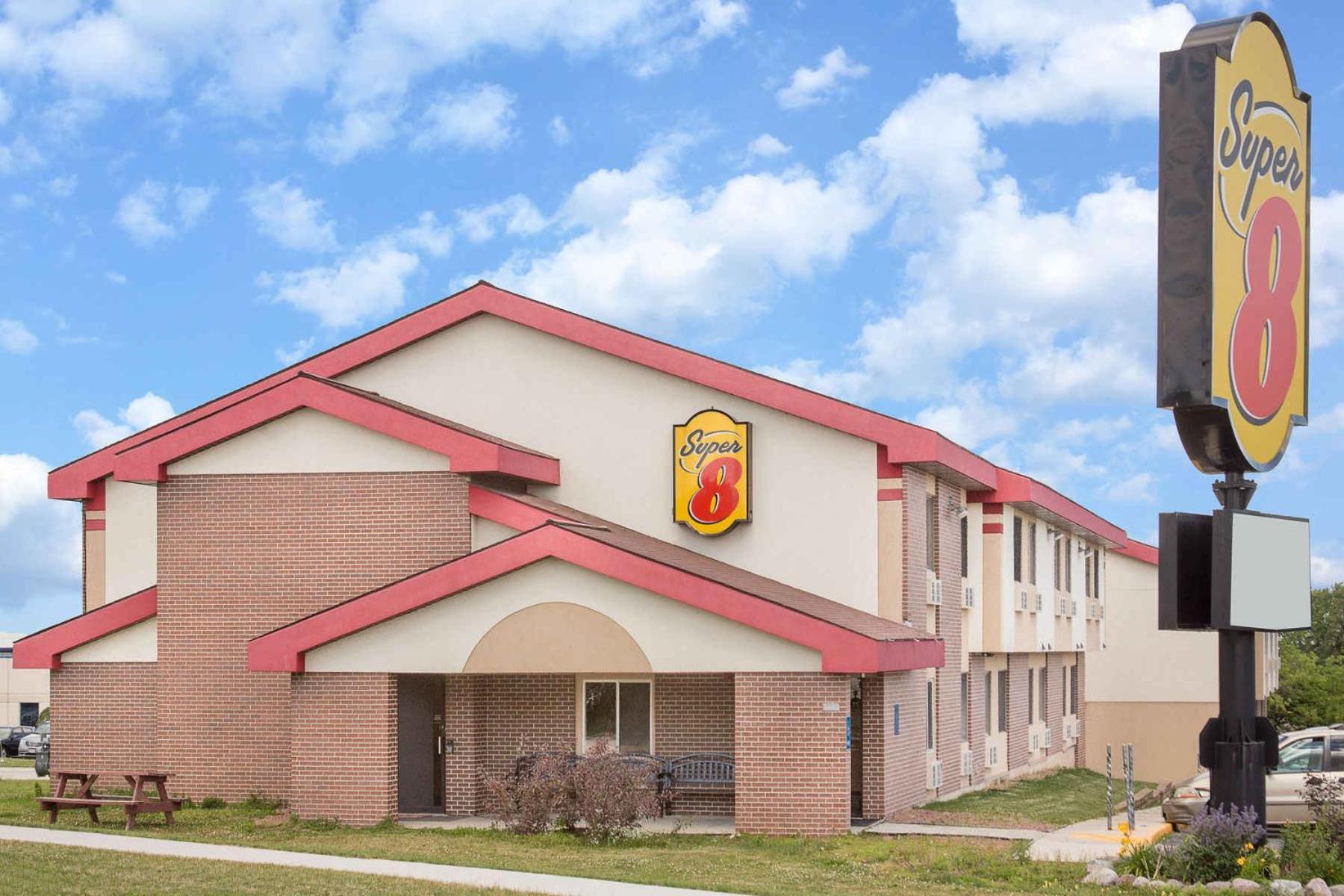 Super 8 by Wyndham Sheboygan WI photo 16