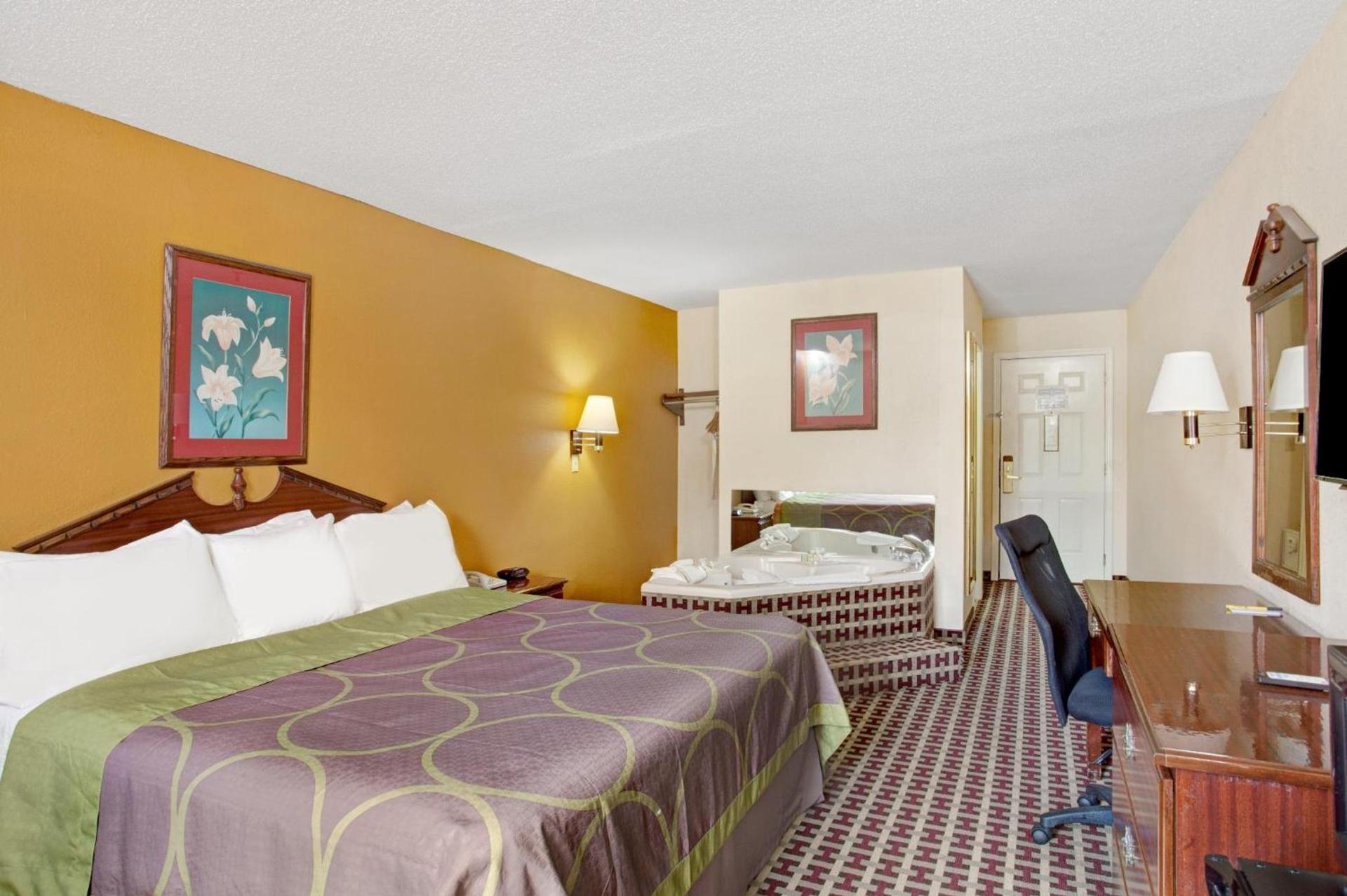 Super 8 by Wyndham Forrest City AR photo 22