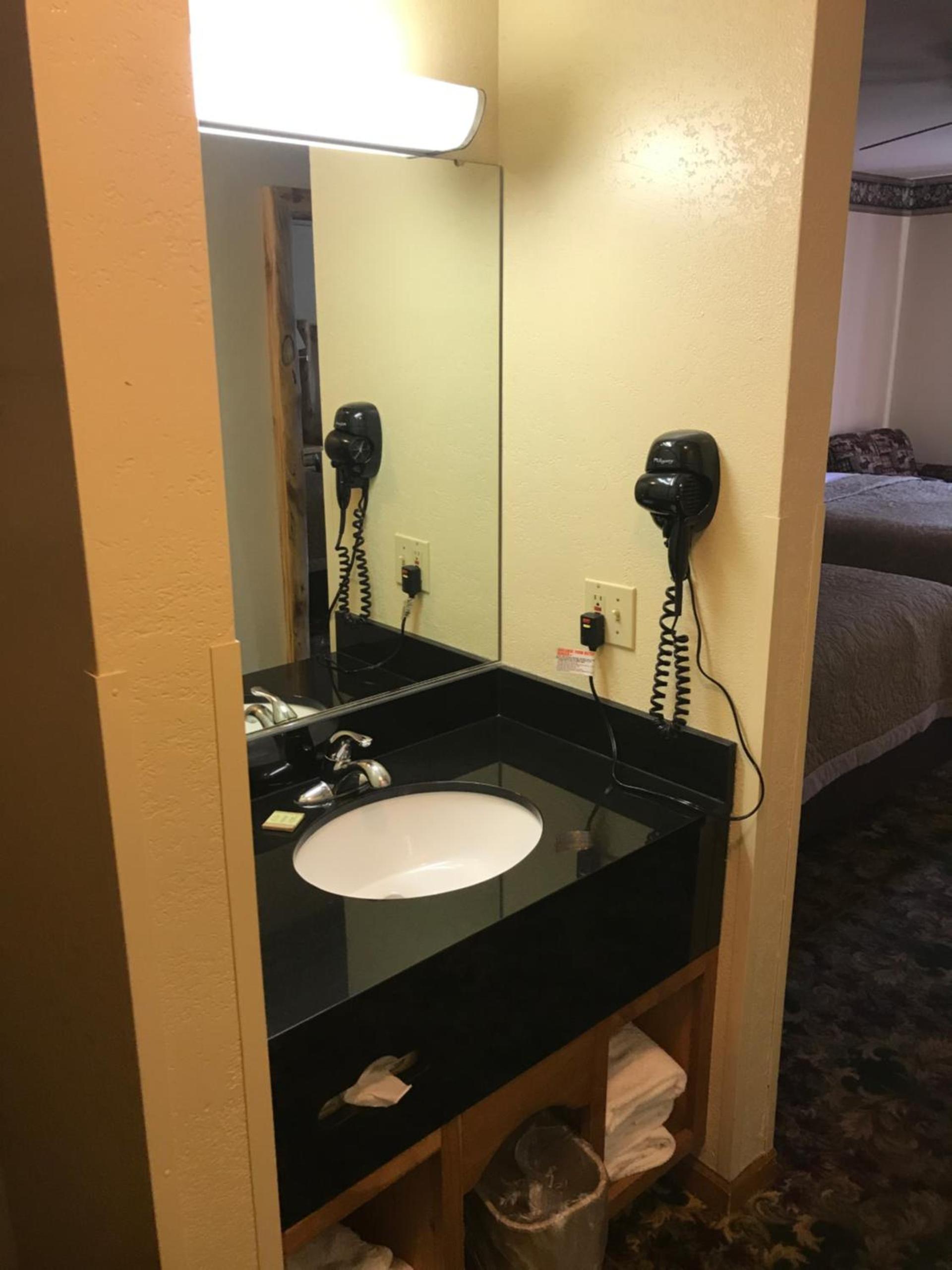 Super 8 by Wyndham Bridgeview of Mackinaw City photo 12