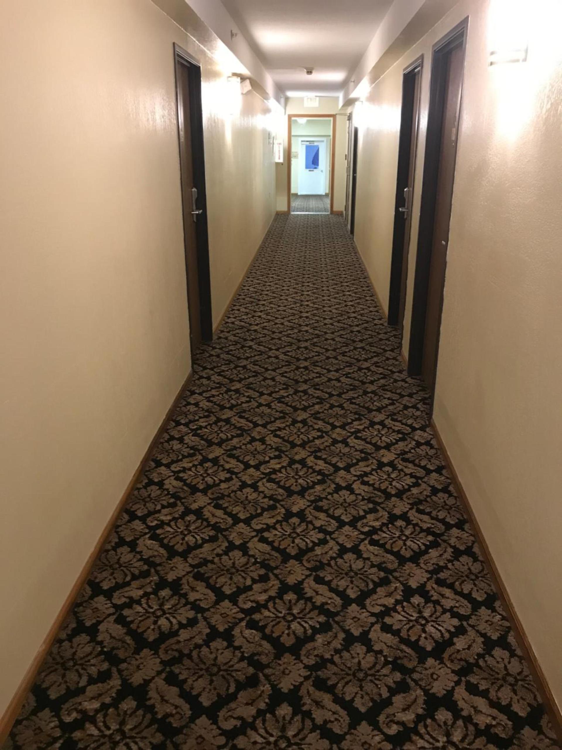 Super 8 by Wyndham Bridgeview of Mackinaw City photo 28