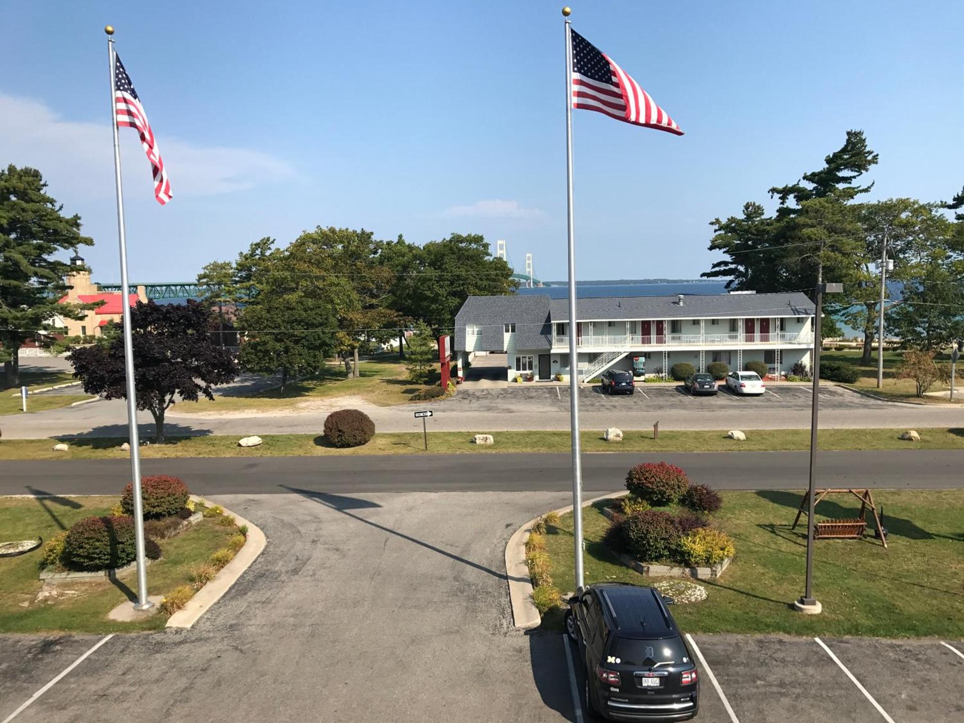Super 8 by Wyndham Bridgeview of Mackinaw City photo 16