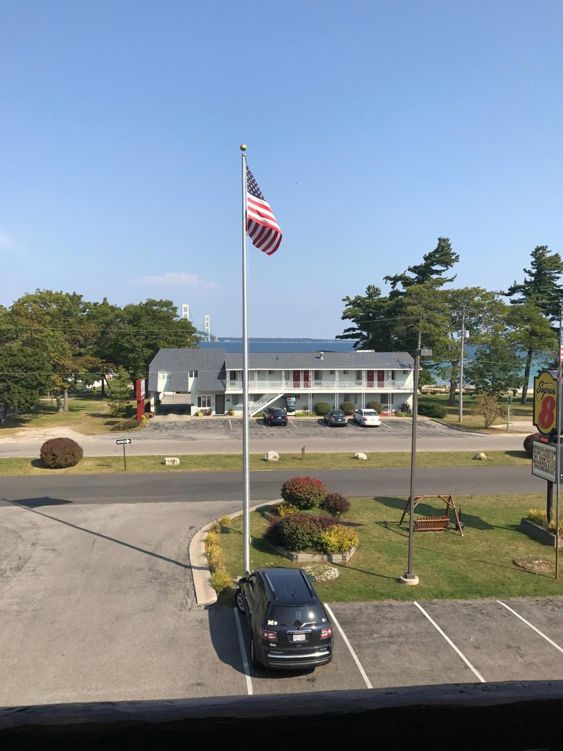 Super 8 by Wyndham Bridgeview of Mackinaw City photo 14