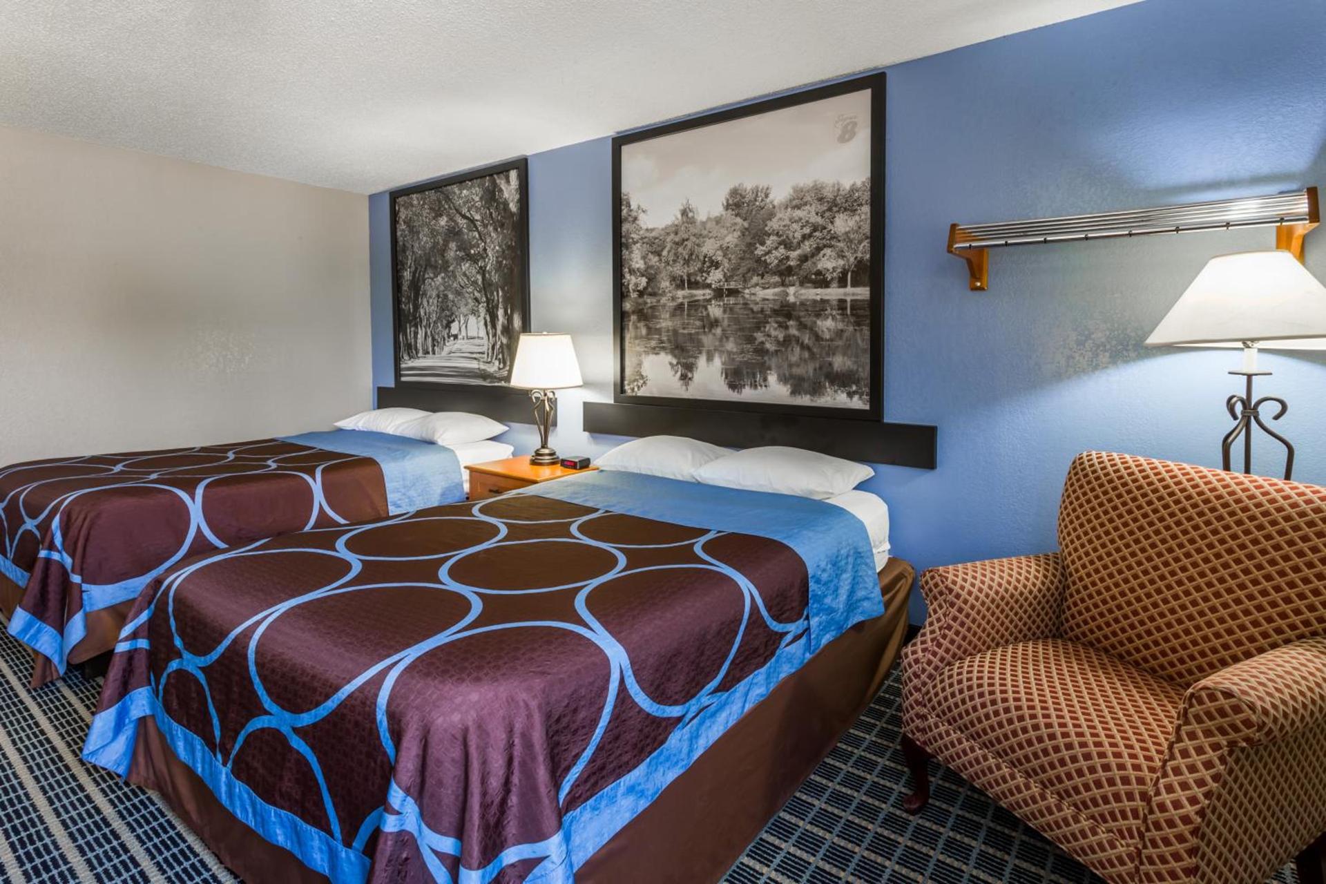 Super 8 by Wyndham Iowa City/Coralville photo 35