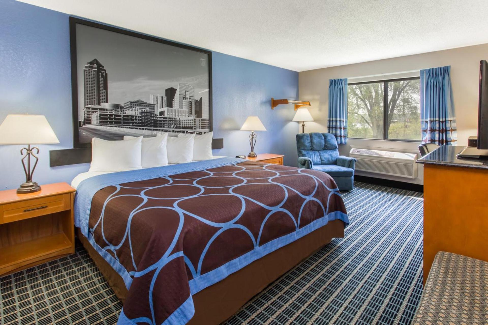 Super 8 by Wyndham Iowa City/Coralville photo 30