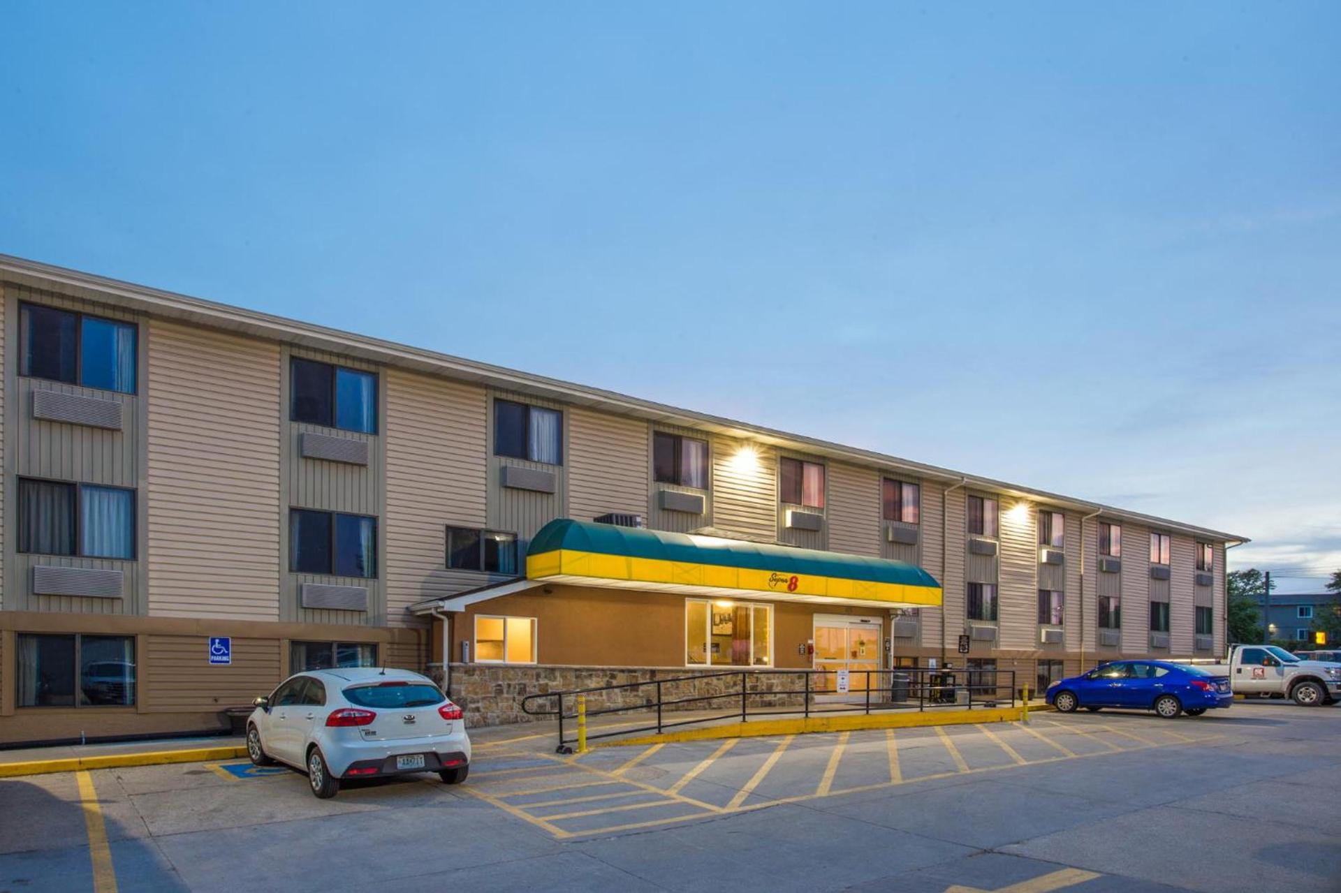 Super 8 by Wyndham Iowa City/Coralville photo 23