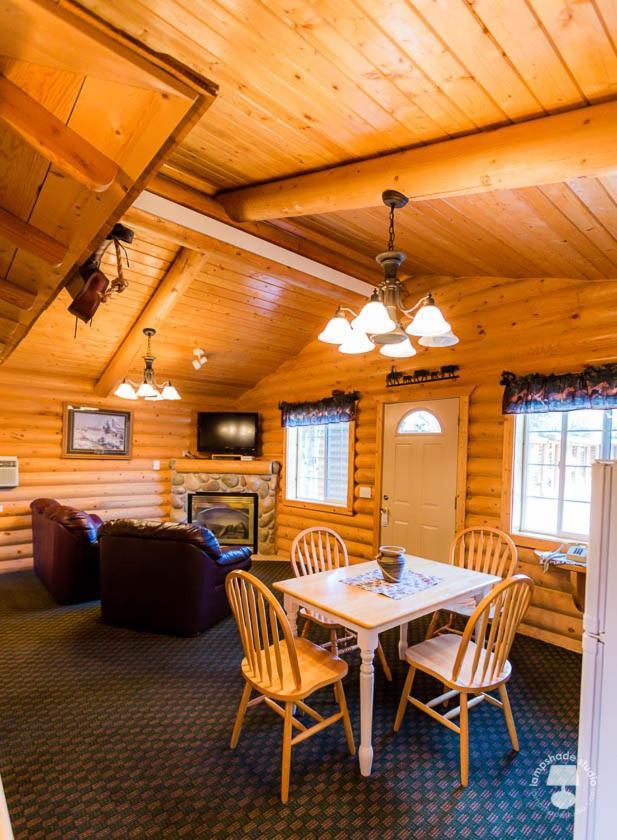 Cabin Creek Inn photo 16
