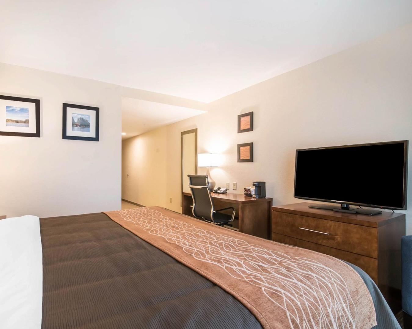 Comfort Inn & Suites Brattleboro I-91 photo 10