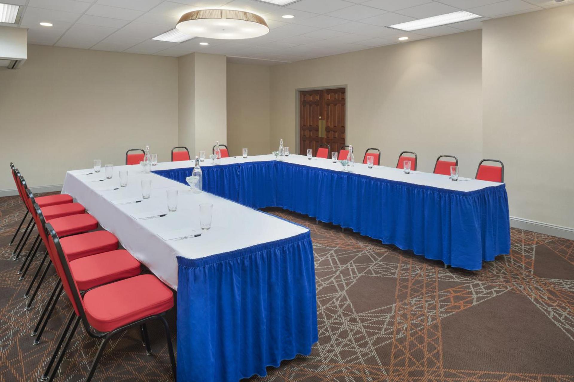Ramada by Wyndham Beaver Falls photo 12