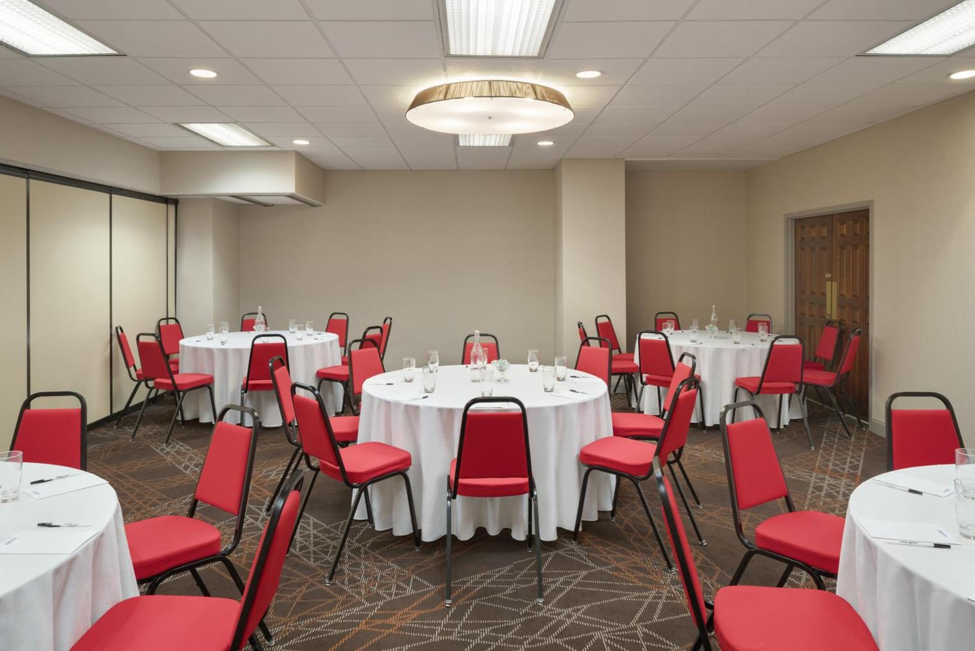 Ramada by Wyndham Beaver Falls photo 10