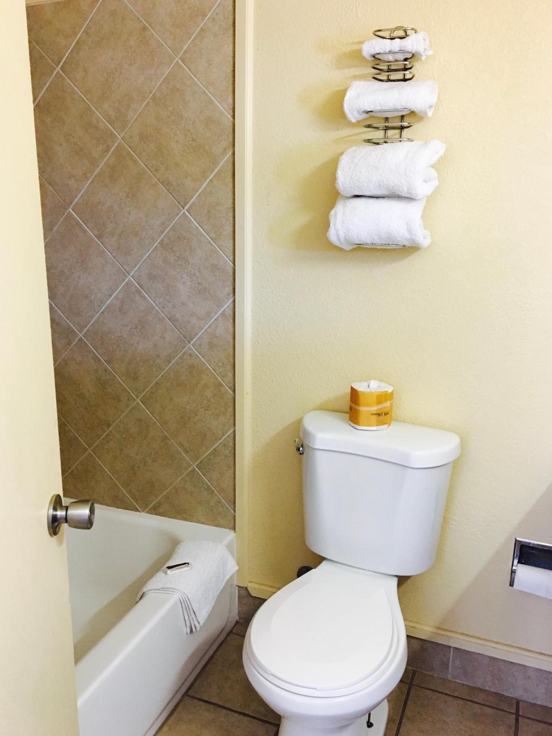 Relax Inn Lawton photo 9