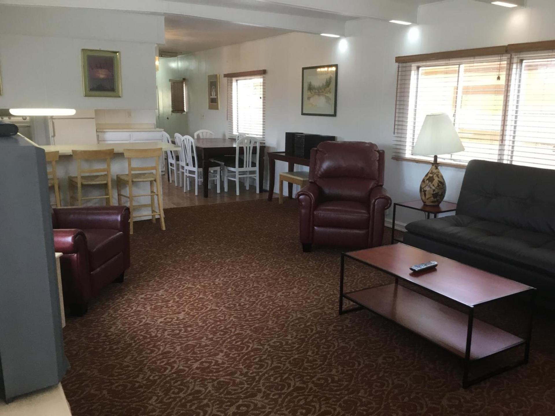 Ski's Western Motel photo 14