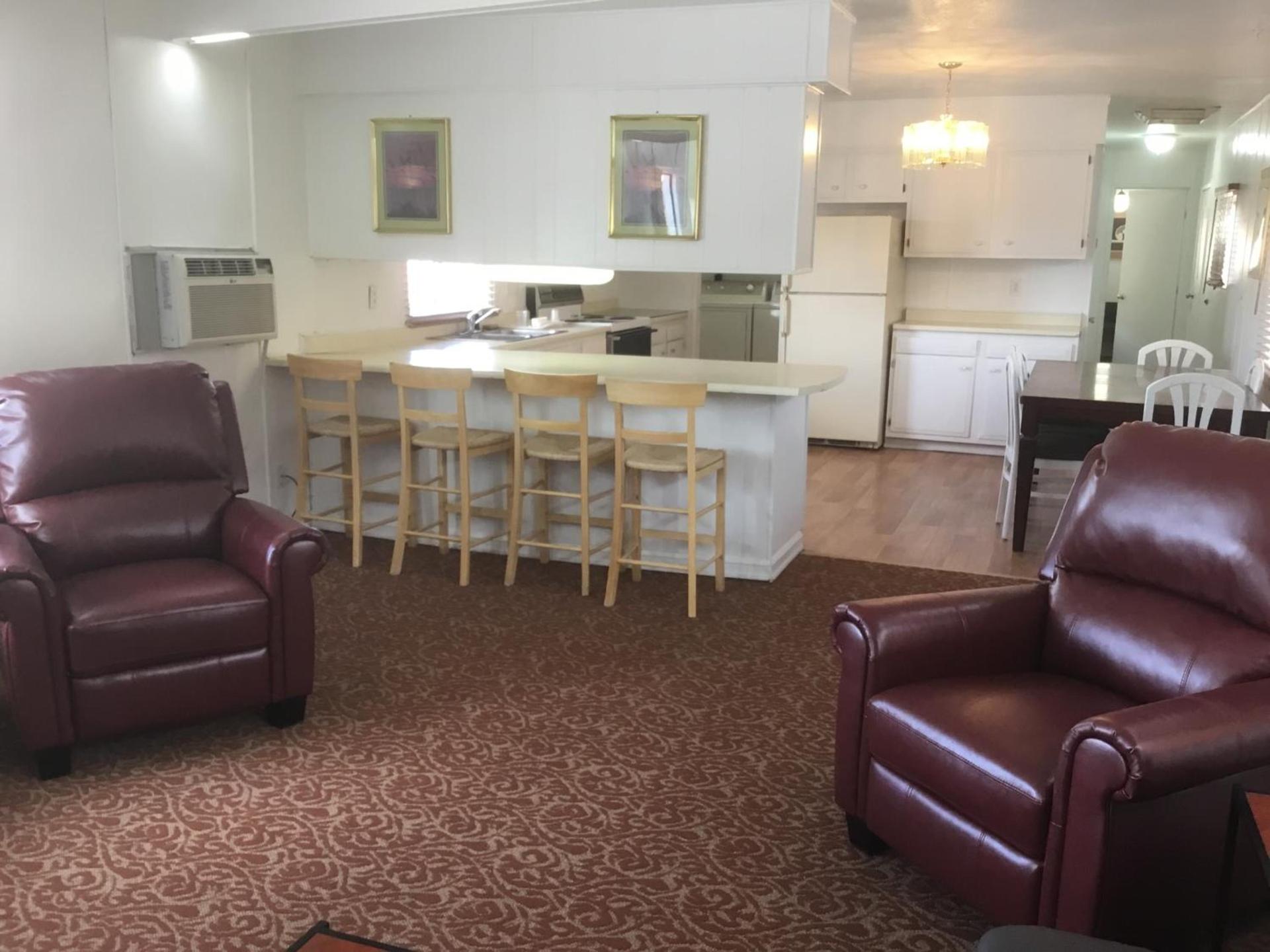 Ski's Western Motel photo 10