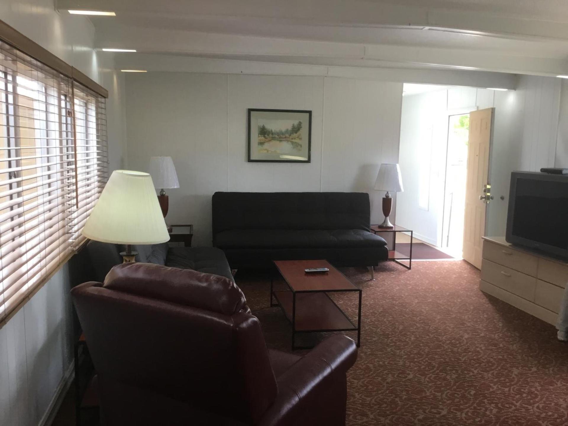 Ski's Western Motel photo 8