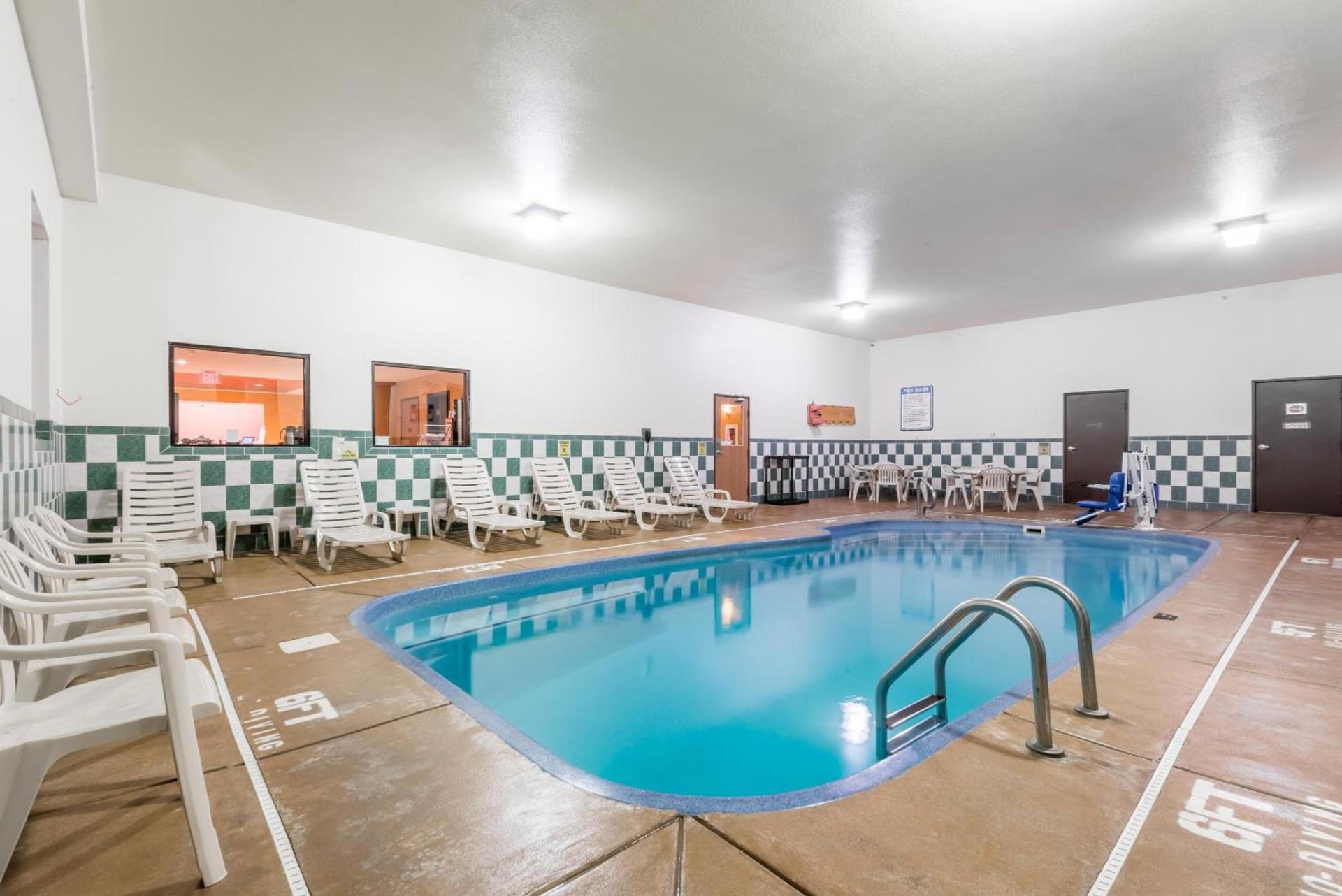 Super 8 by Wyndham Cloverdale IN photo 20
