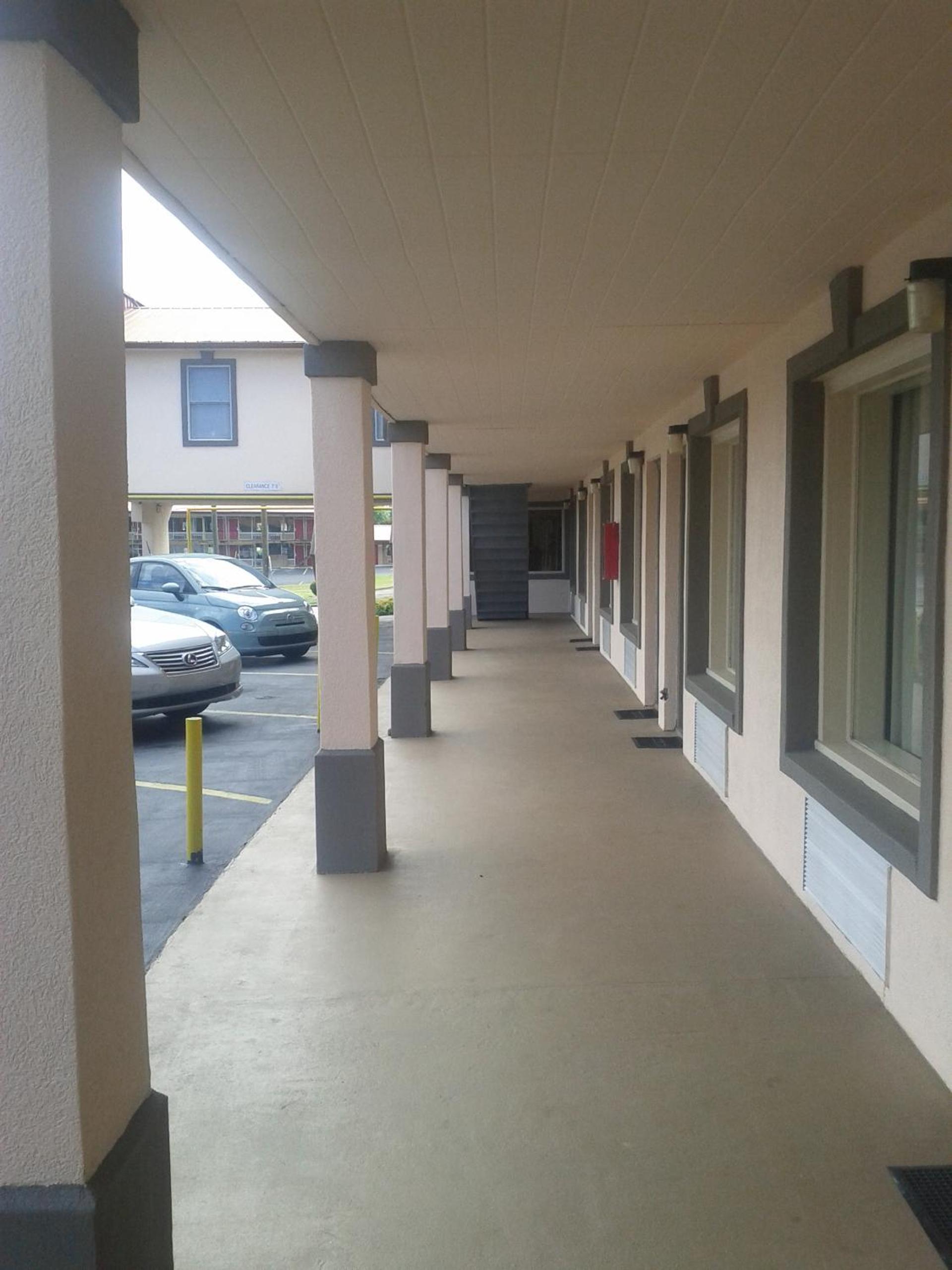 Econo Lodge Calhoun North Damascus photo 31
