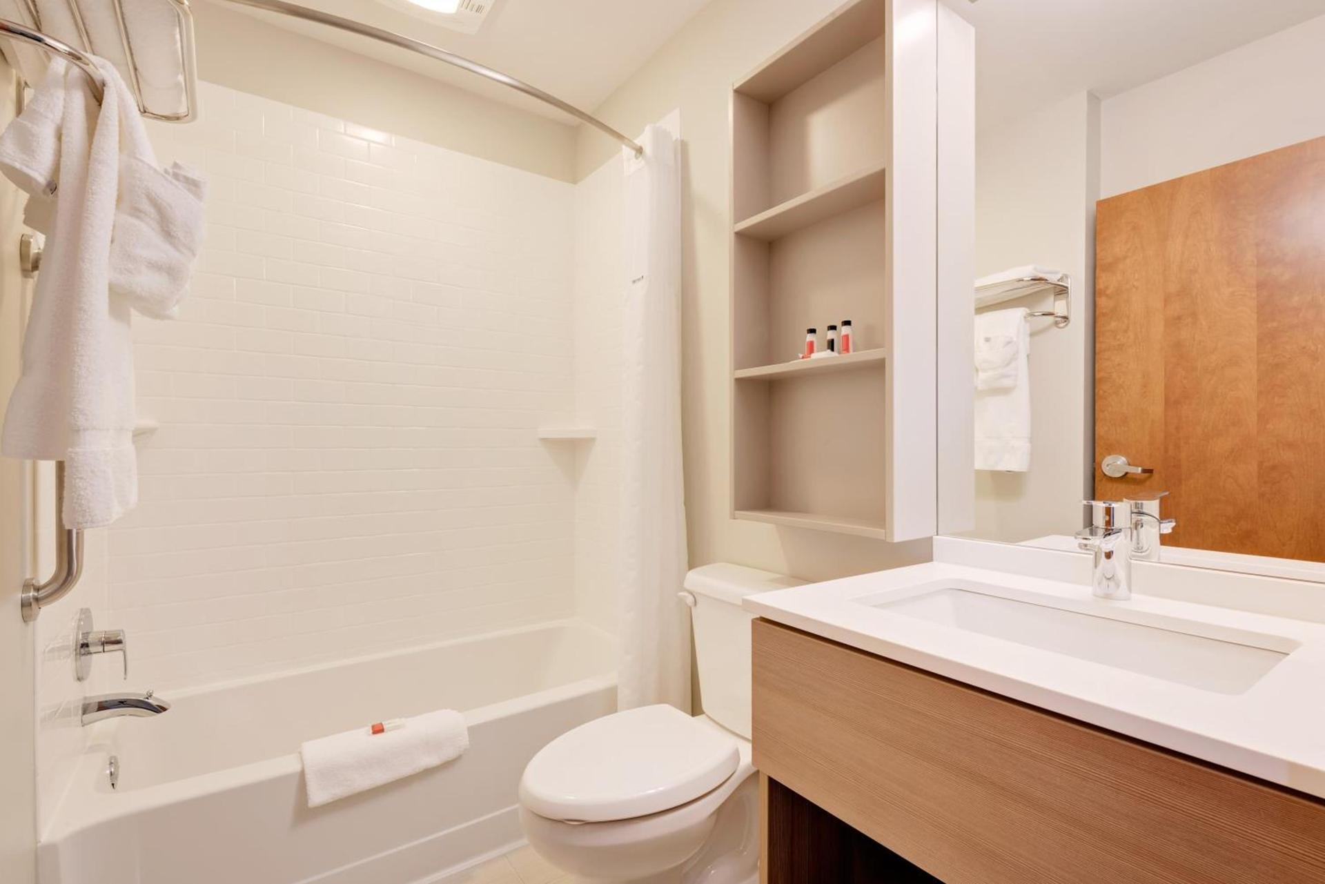 Microtel Inn & Suites by Wyndham Clarion photo 18