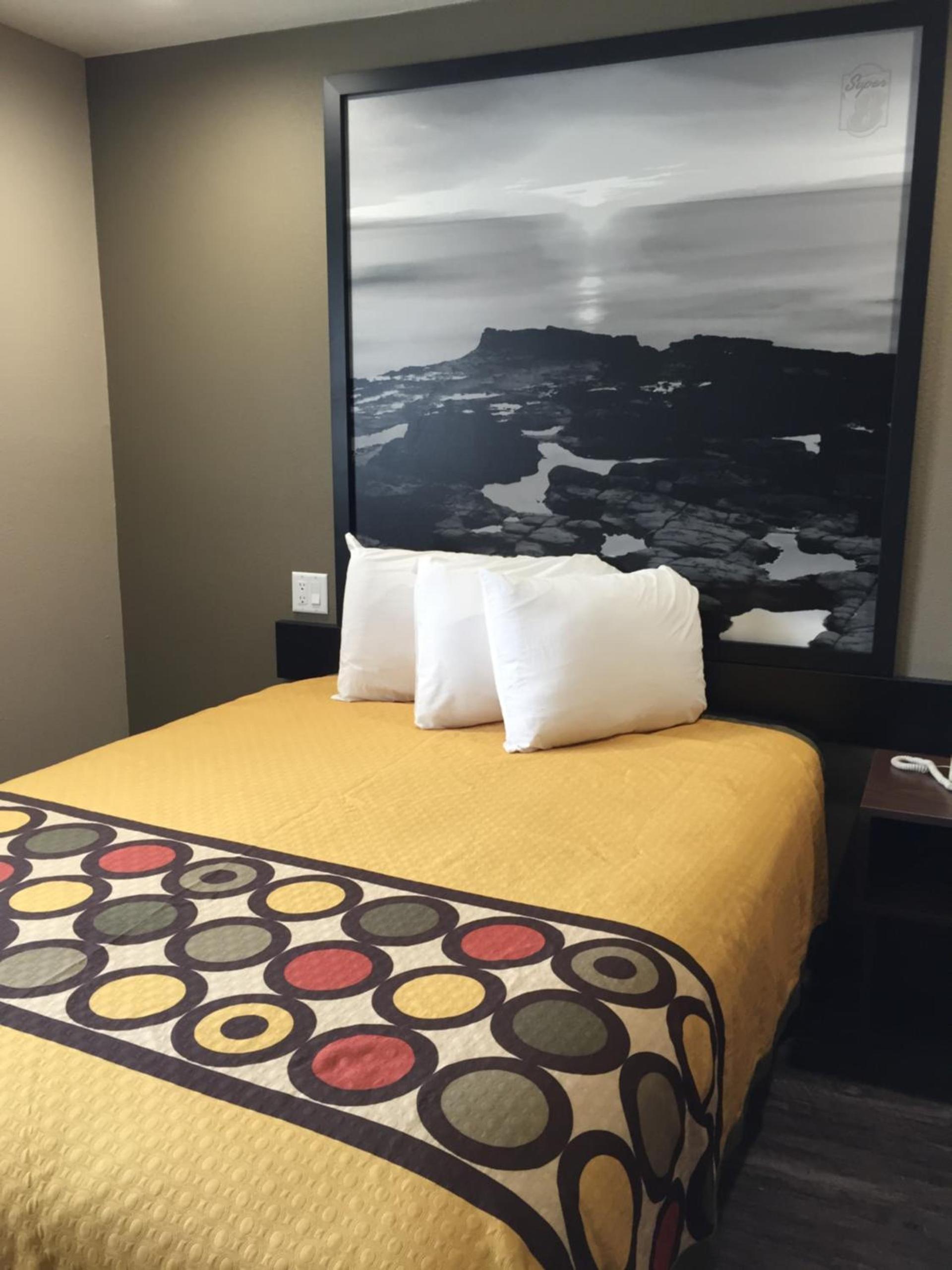 Super 8 by Wyndham National City Chula Vista photo 17