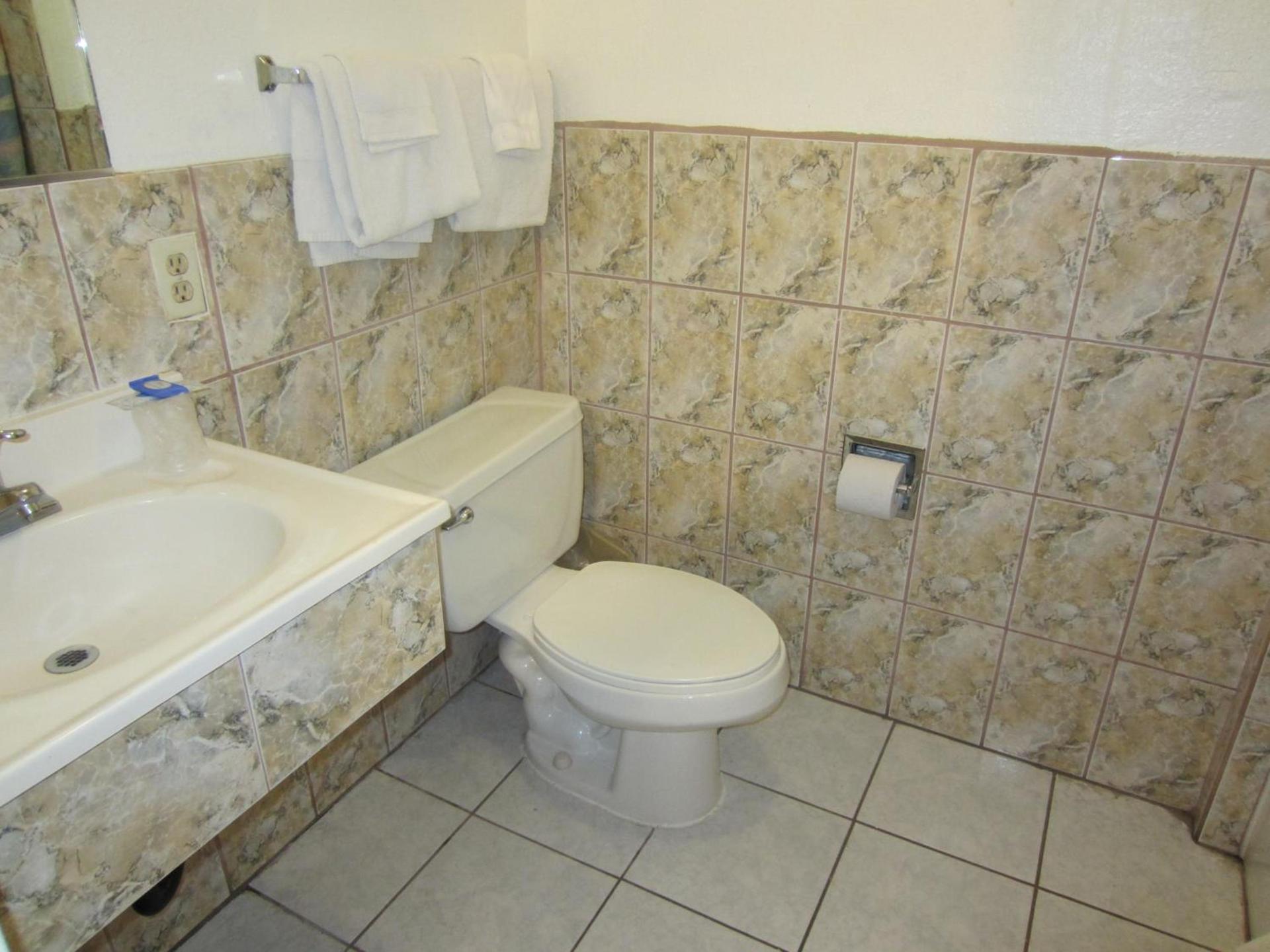 Travel Eagle Inn Motel photo 36