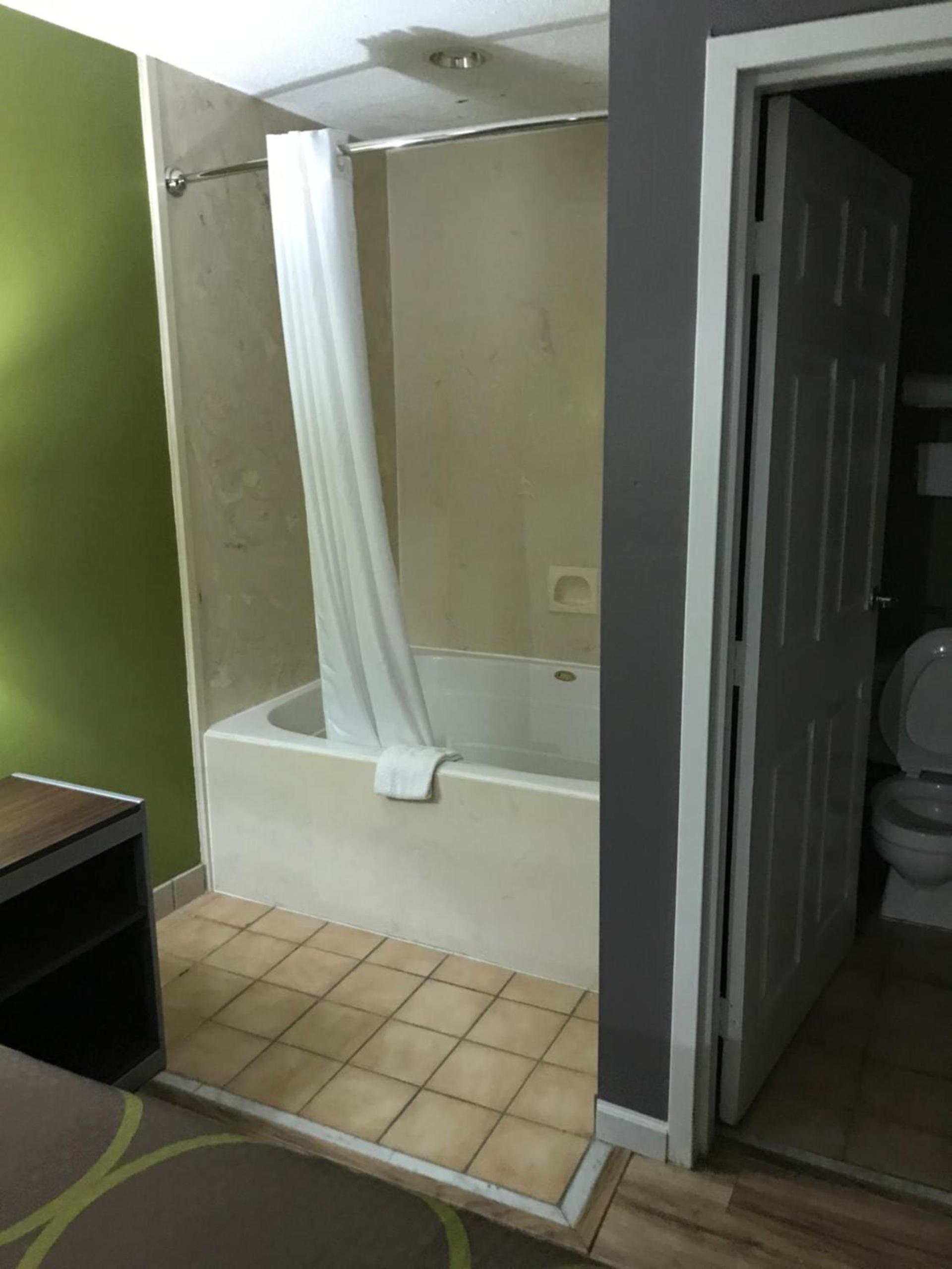 Super 8 by Wyndham Slidell photo 53