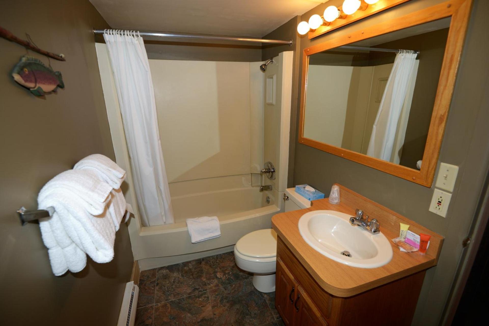 Western Riviera Lakeside Lodging photo 6