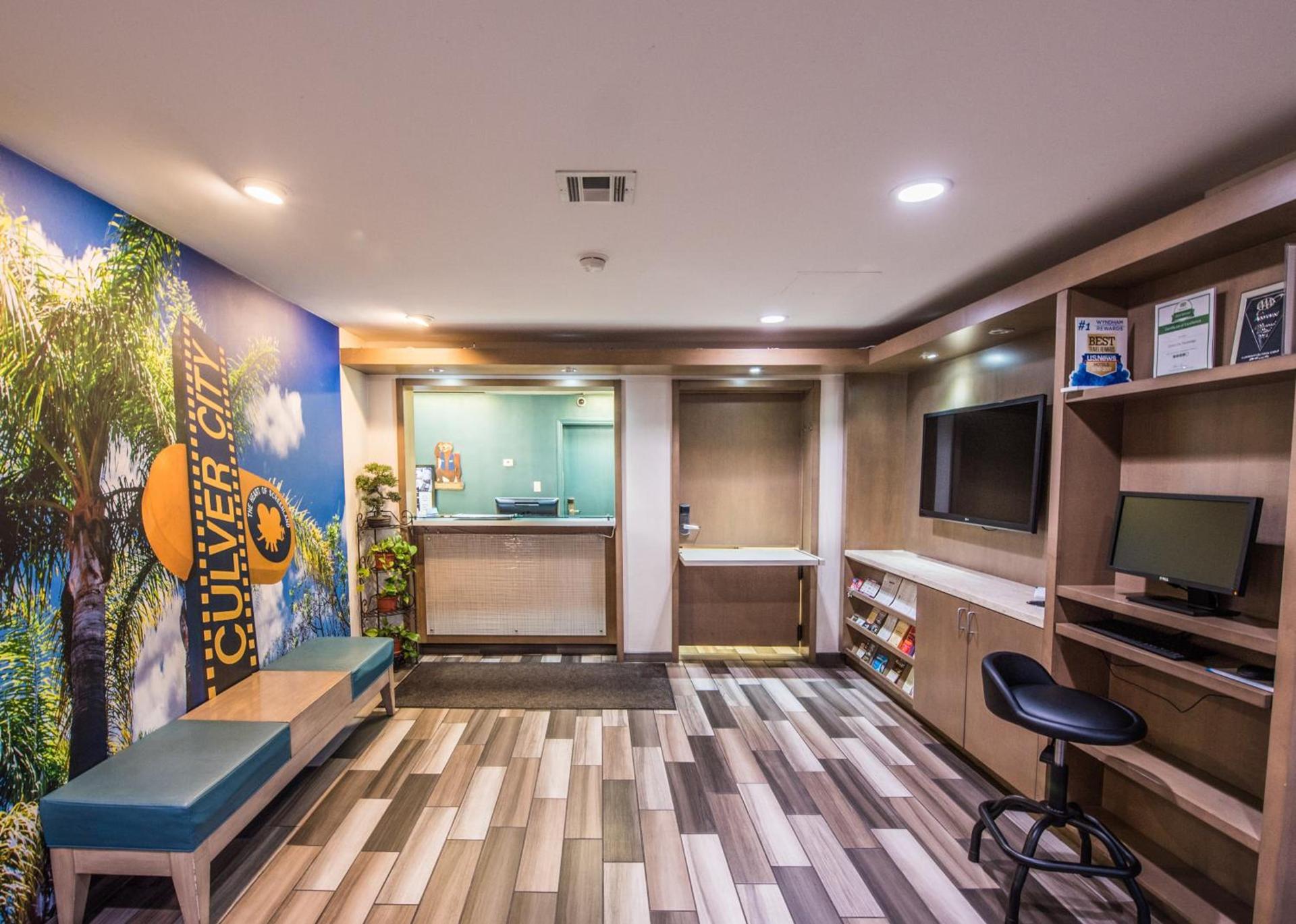 Travelodge by Wyndham Culver City photo 49