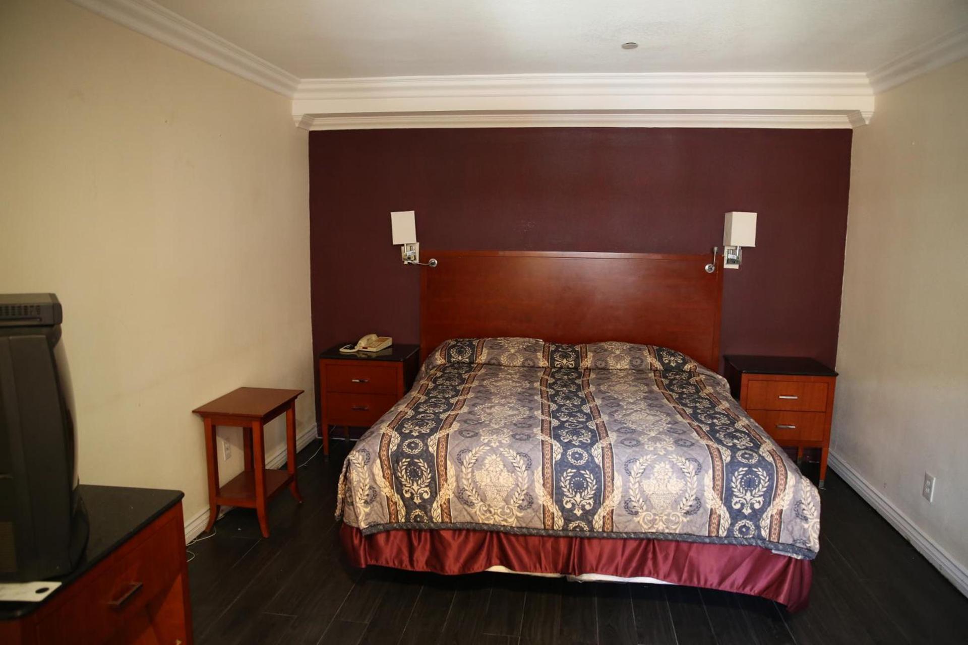 Chateau Inn & Suites photo 29