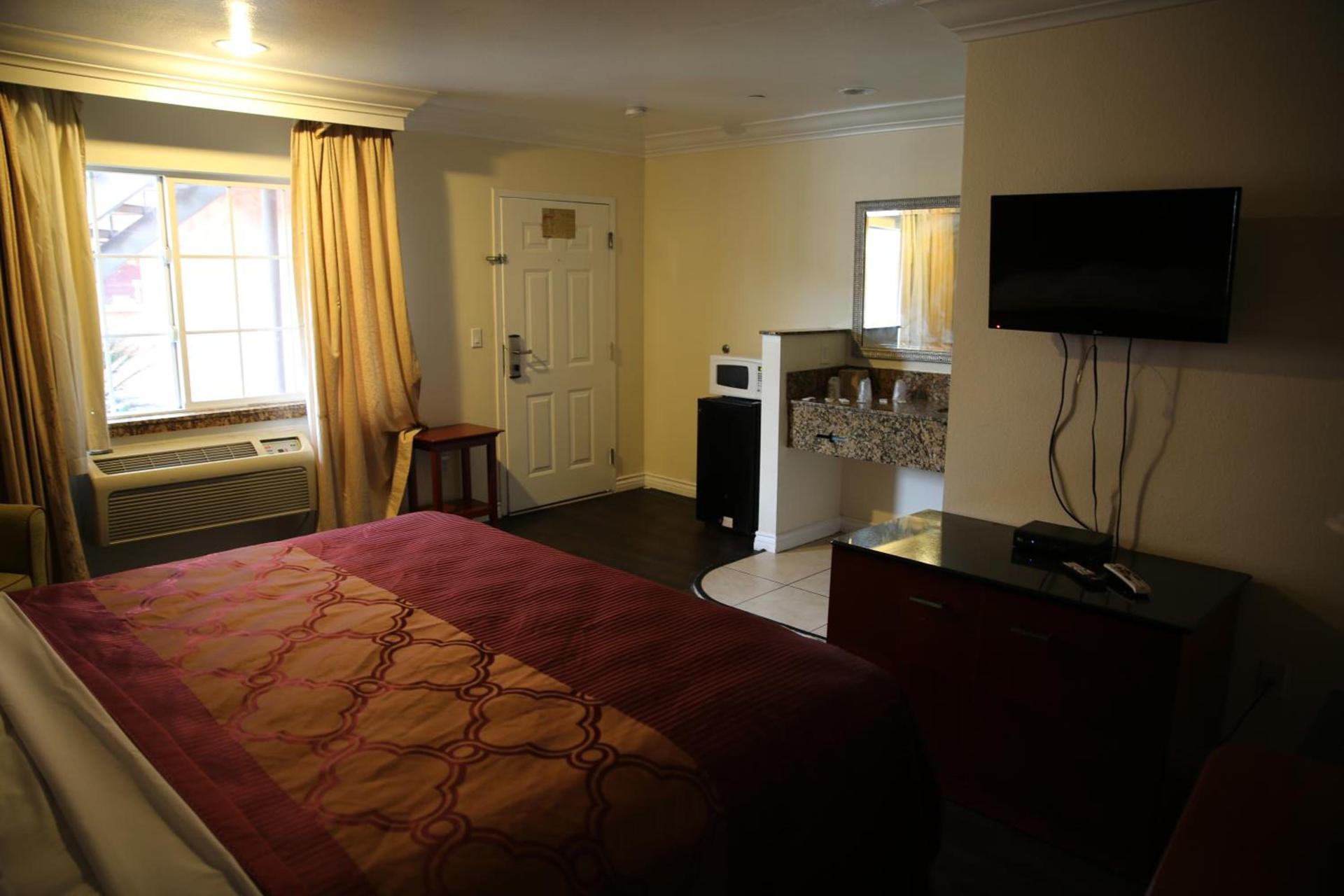 Chateau Inn & Suites photo 23