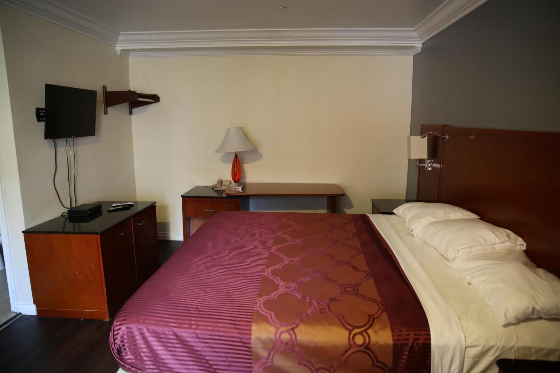 Chateau Inn & Suites photo 20