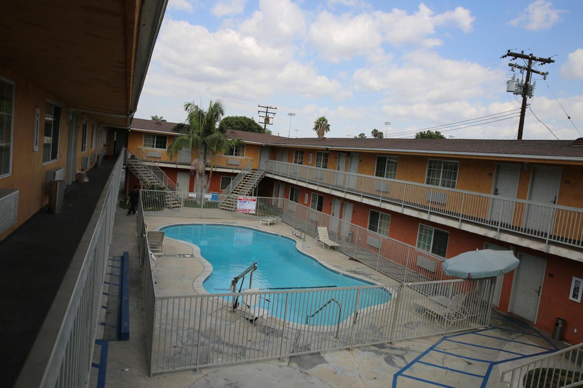 Chateau Inn & Suites photo 4
