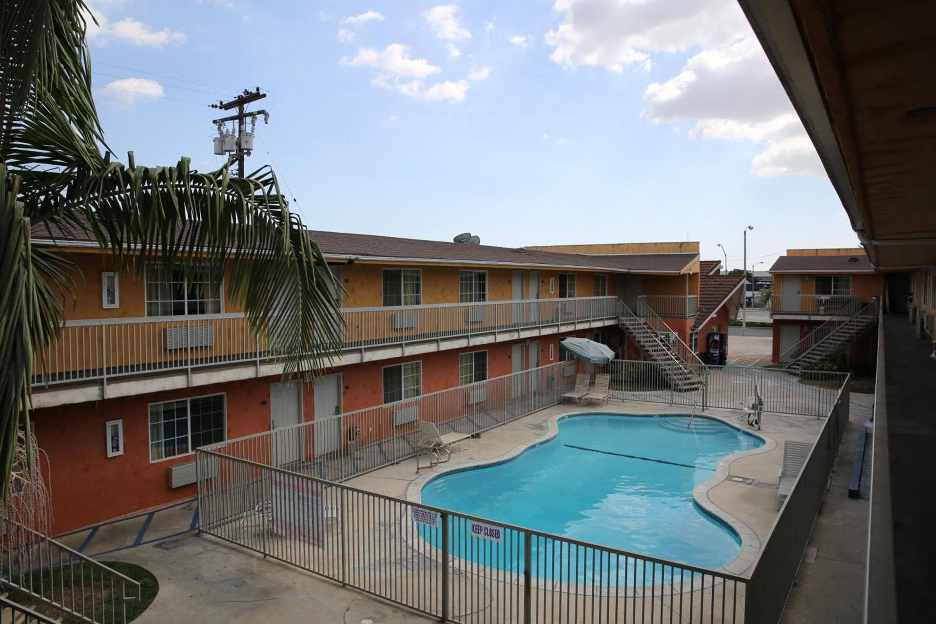 Chateau Inn & Suites photo 7
