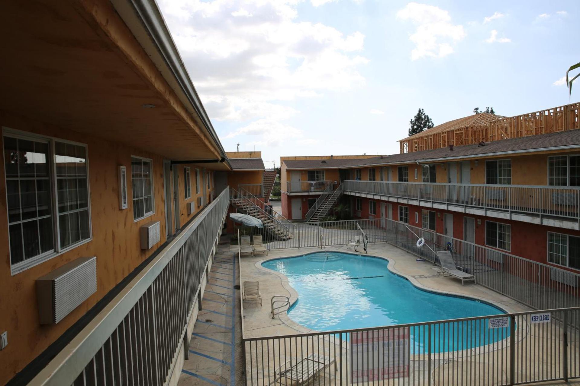 Chateau Inn & Suites photo 3
