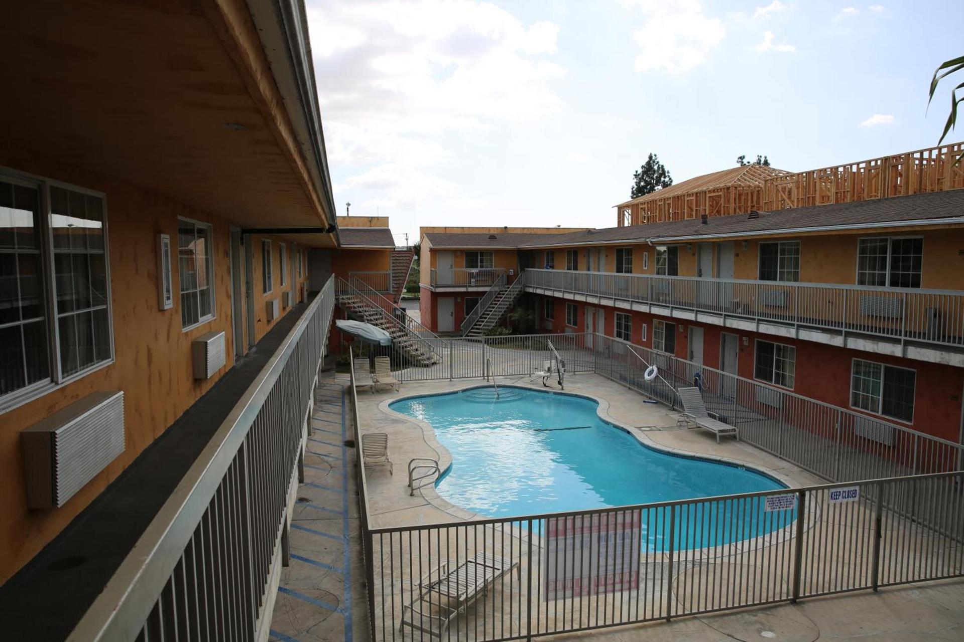 Chateau Inn & Suites photo 8