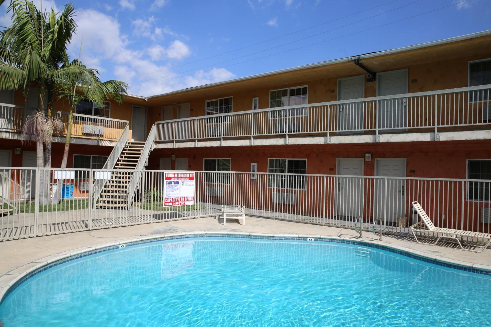 Chateau Inn & Suites photo 2