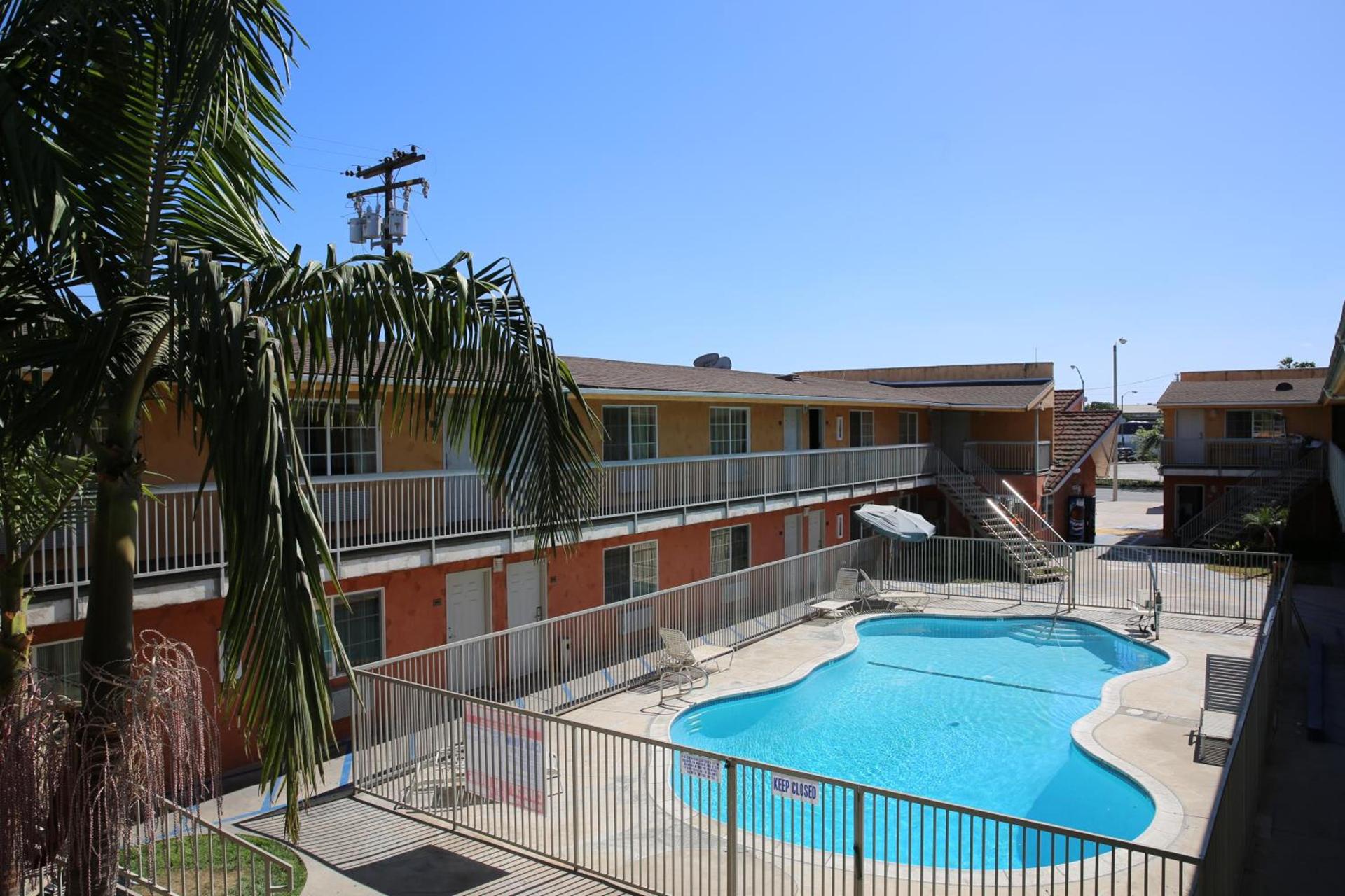 Chateau Inn & Suites photo 10