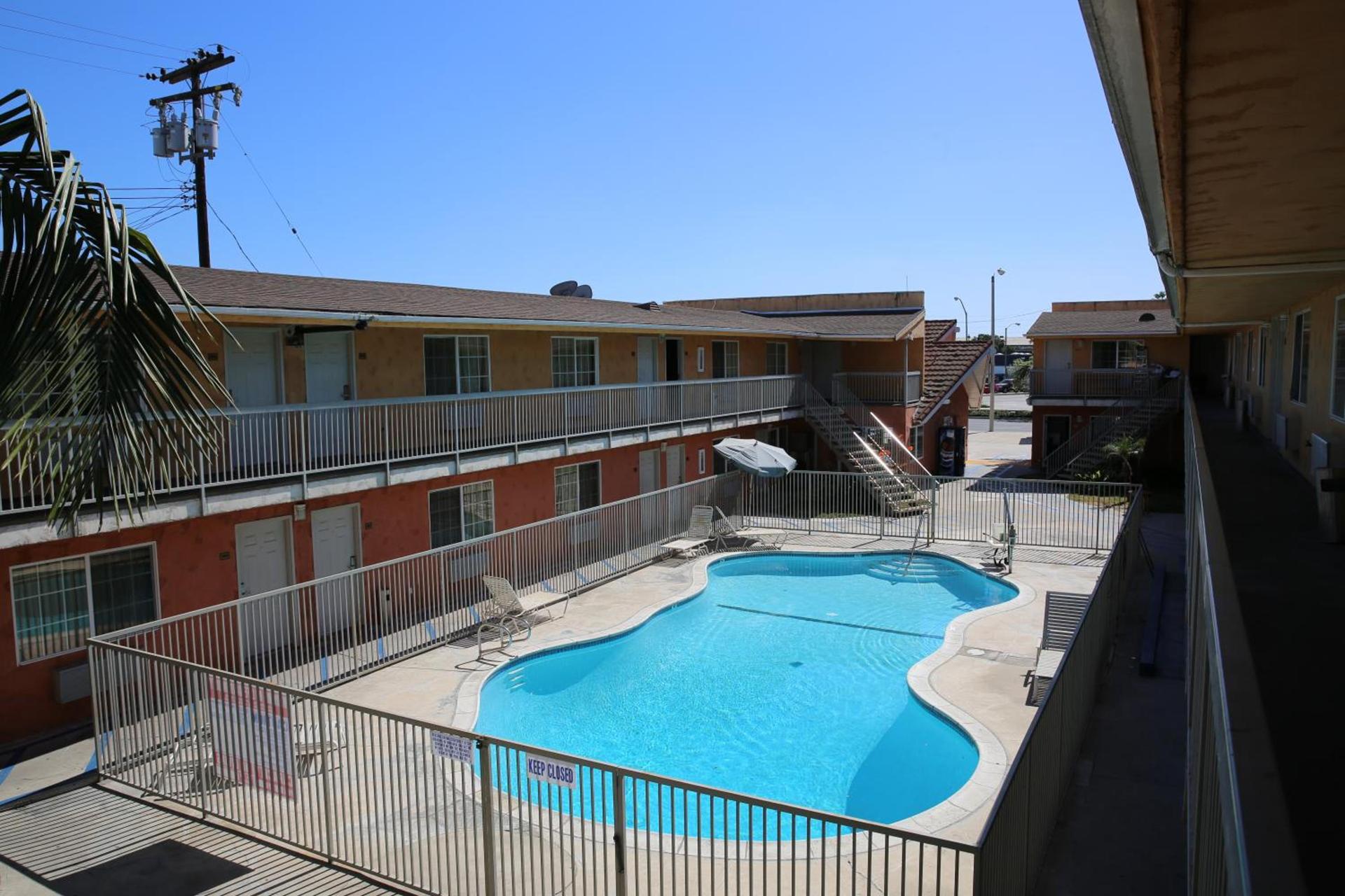 Chateau Inn & Suites photo 11