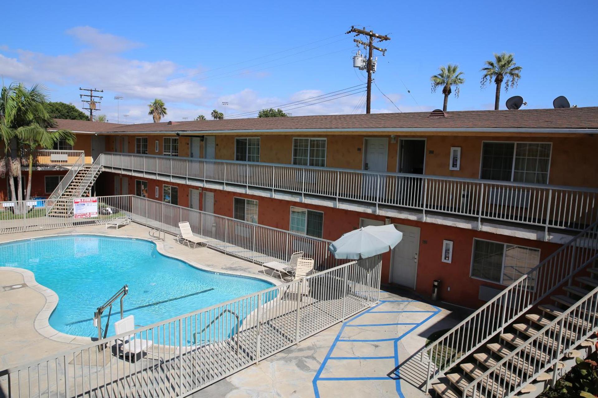 Chateau Inn & Suites photo 12