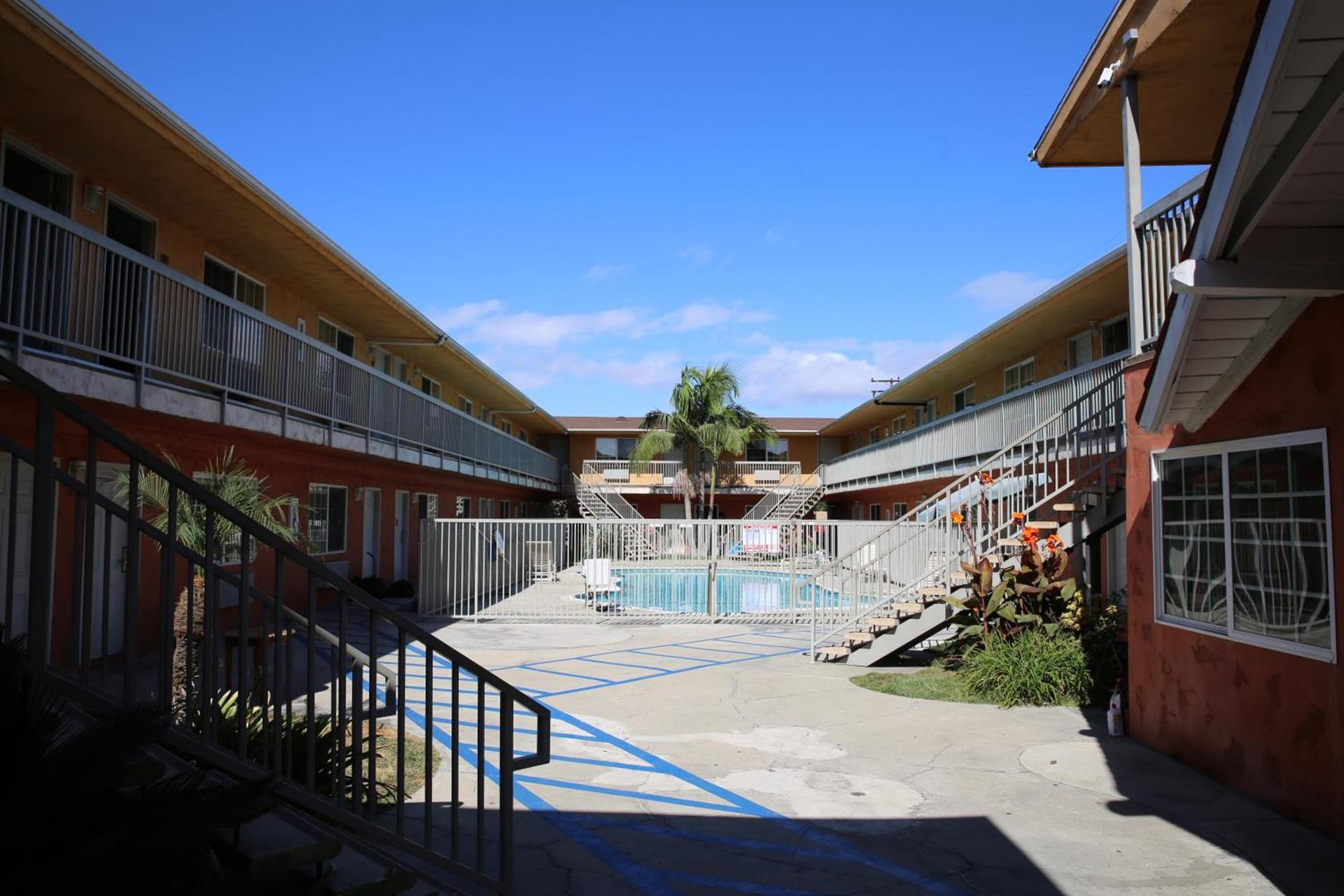 Chateau Inn & Suites photo 14