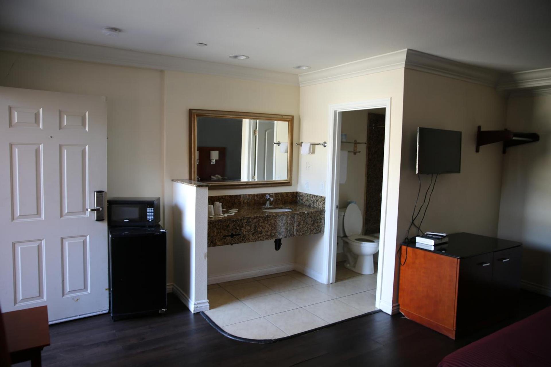 Chateau Inn & Suites photo 16
