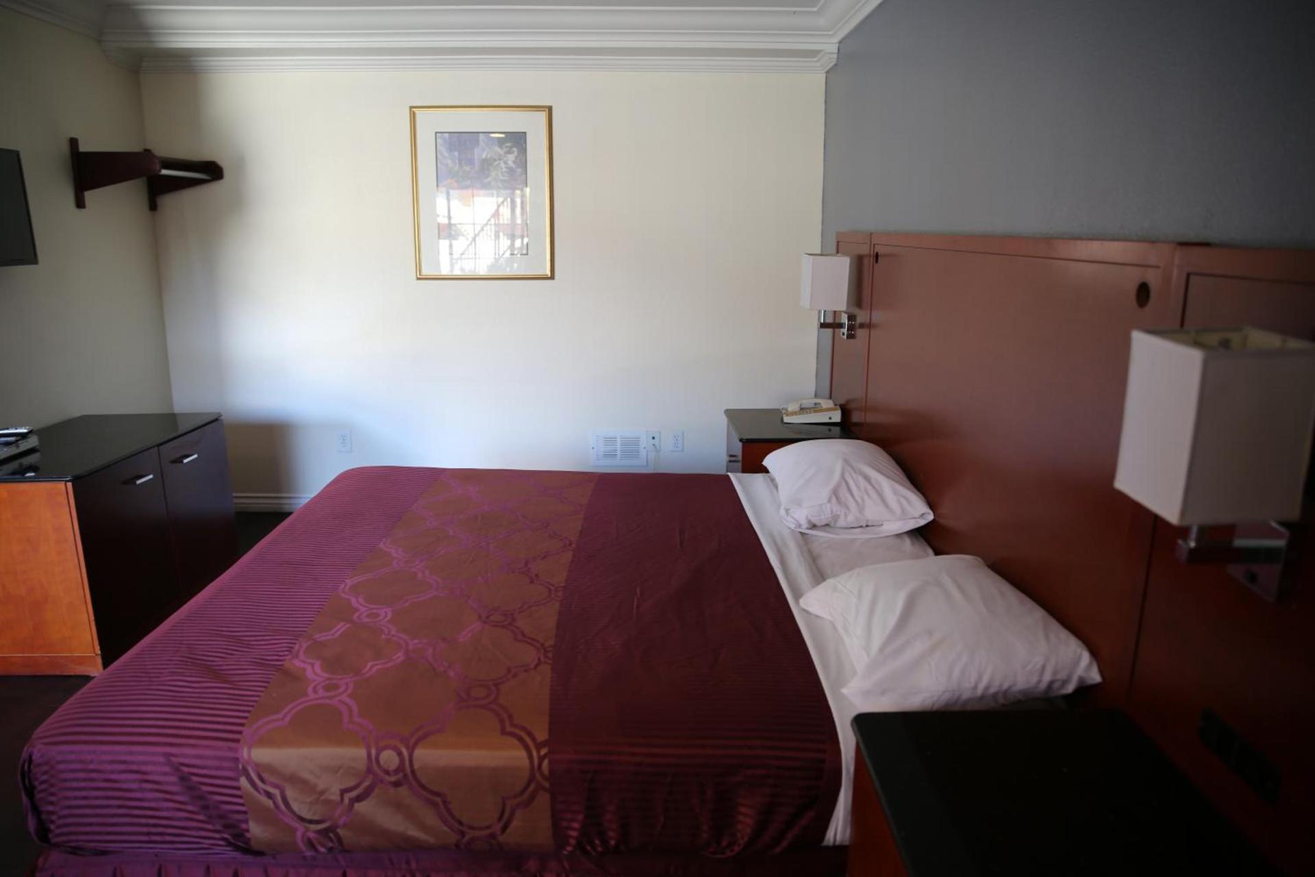 Chateau Inn & Suites photo 17