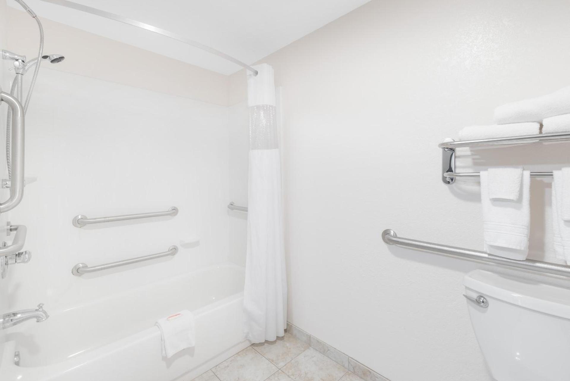 Days Inn by Wyndham Bismarck photo 9