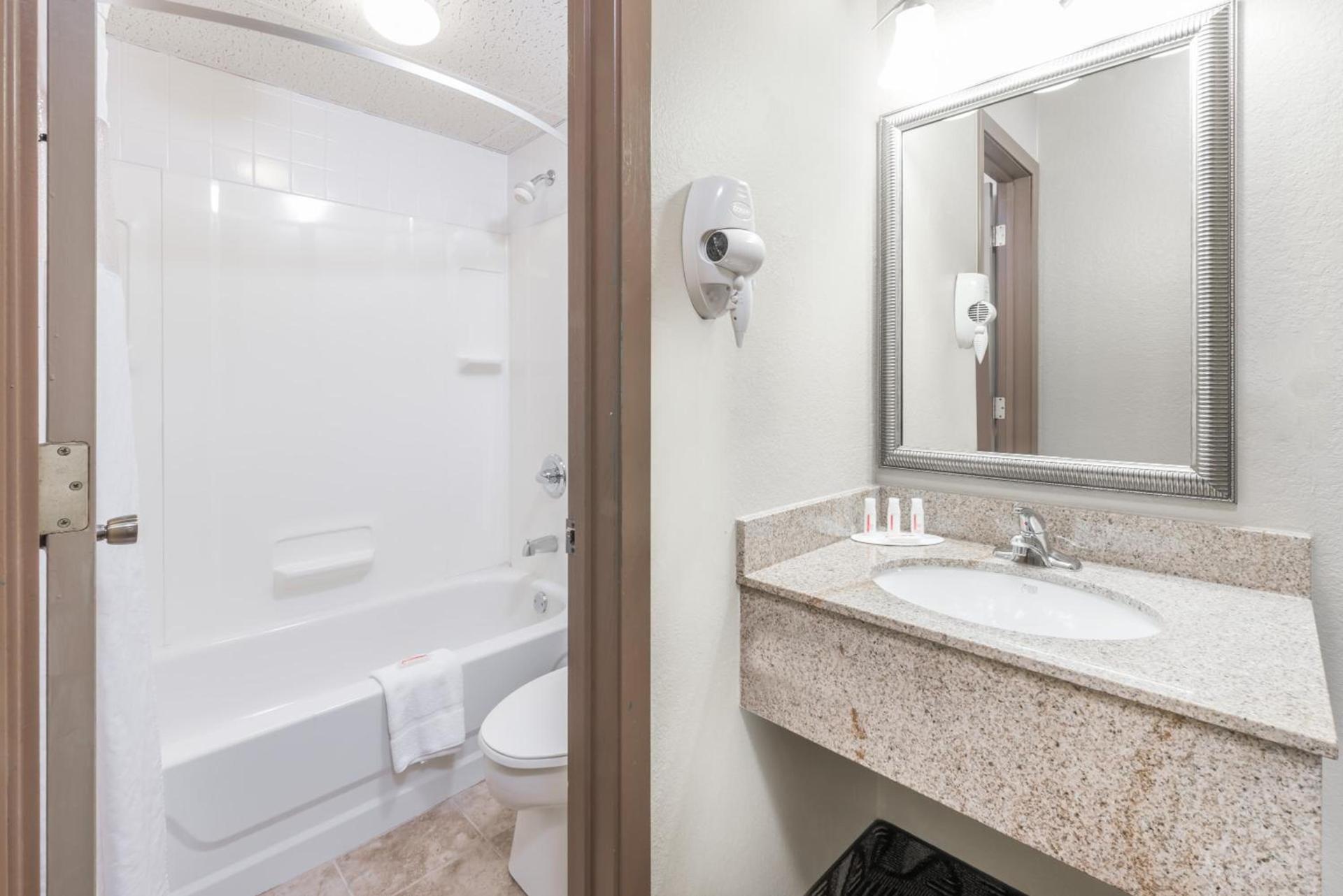 Days Inn by Wyndham Bismarck photo 10