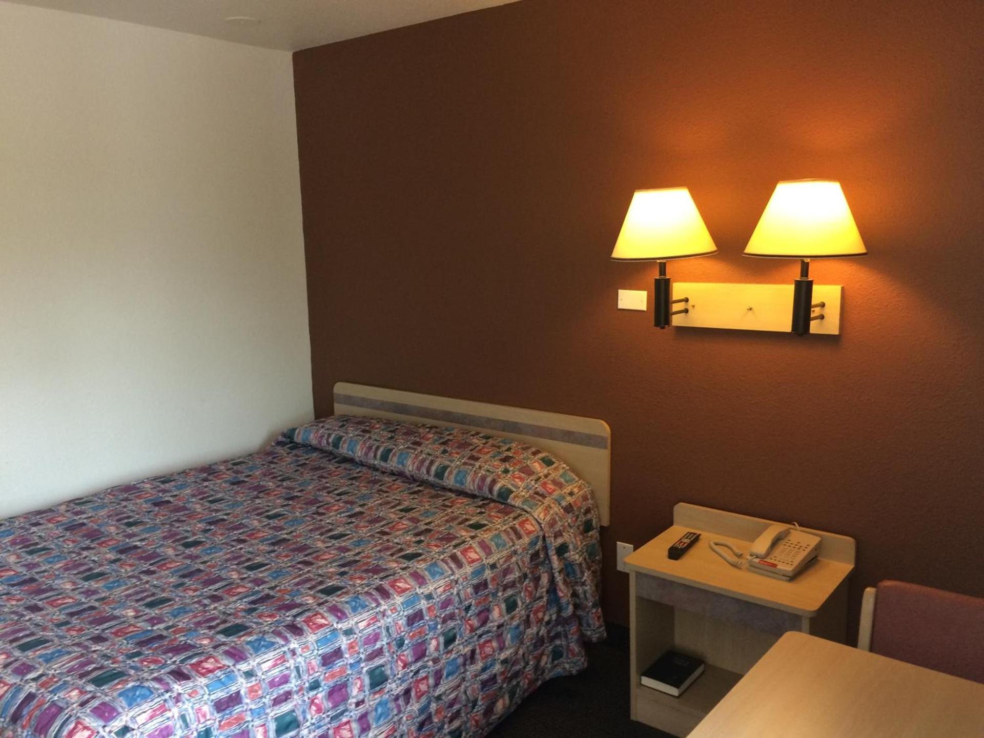 Travelodge by Wyndham Raton photo 21