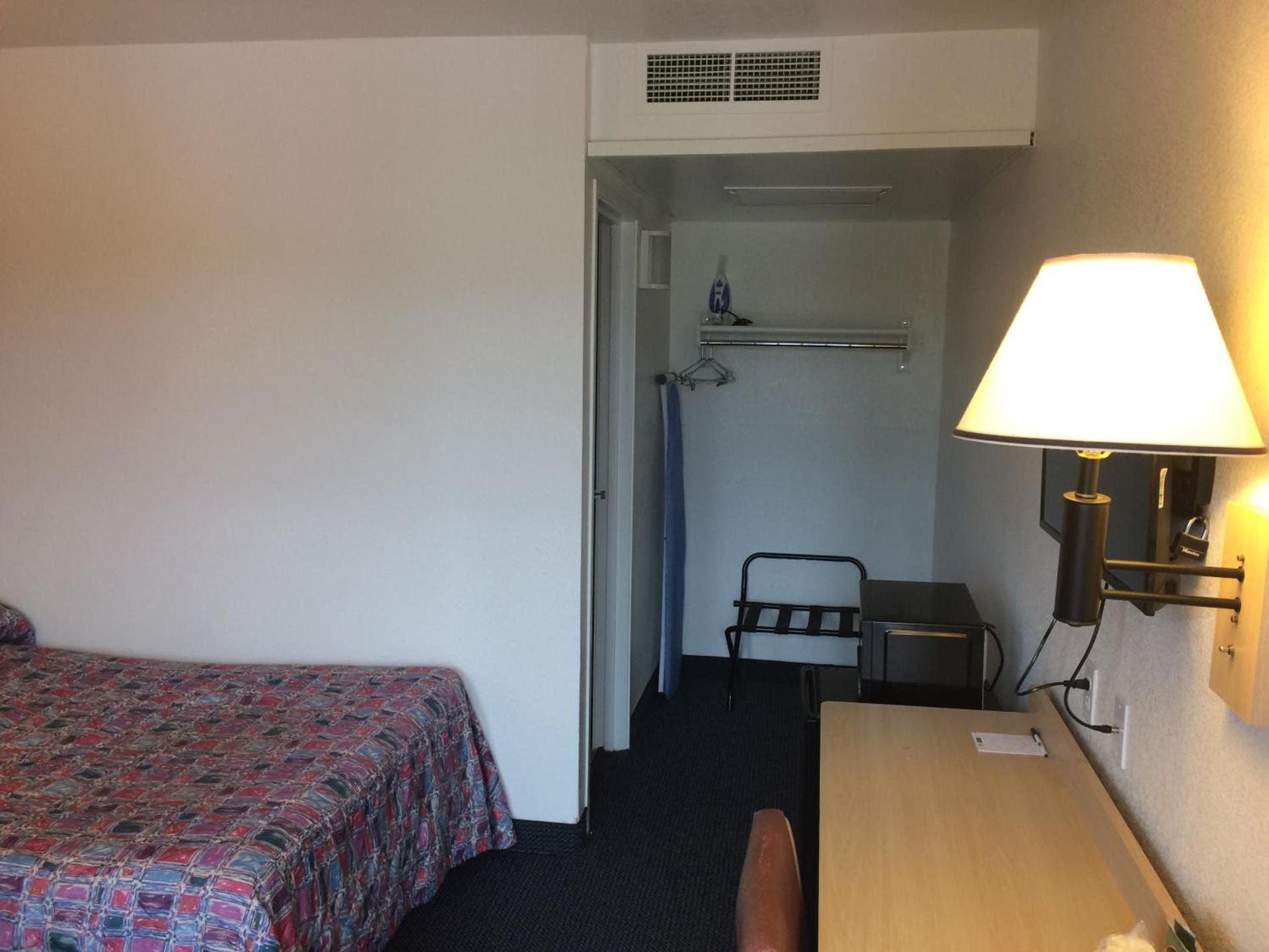 Travelodge by Wyndham Raton photo 22