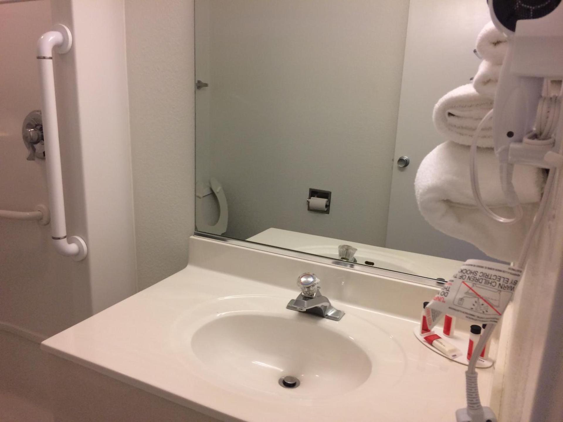 Travelodge by Wyndham Raton photo 23