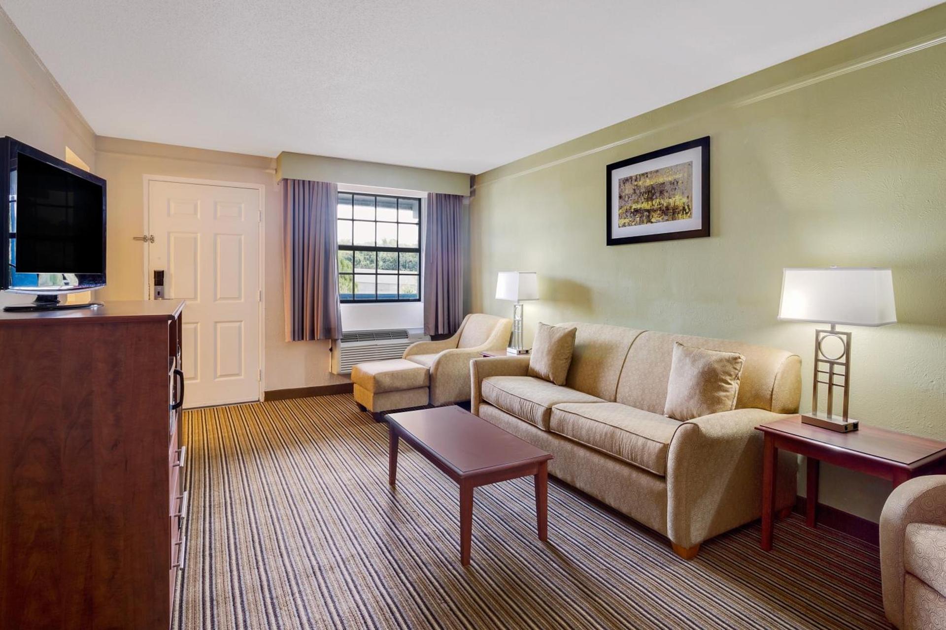 Baymont by Wyndham Jacksonville Orange Park photo 2