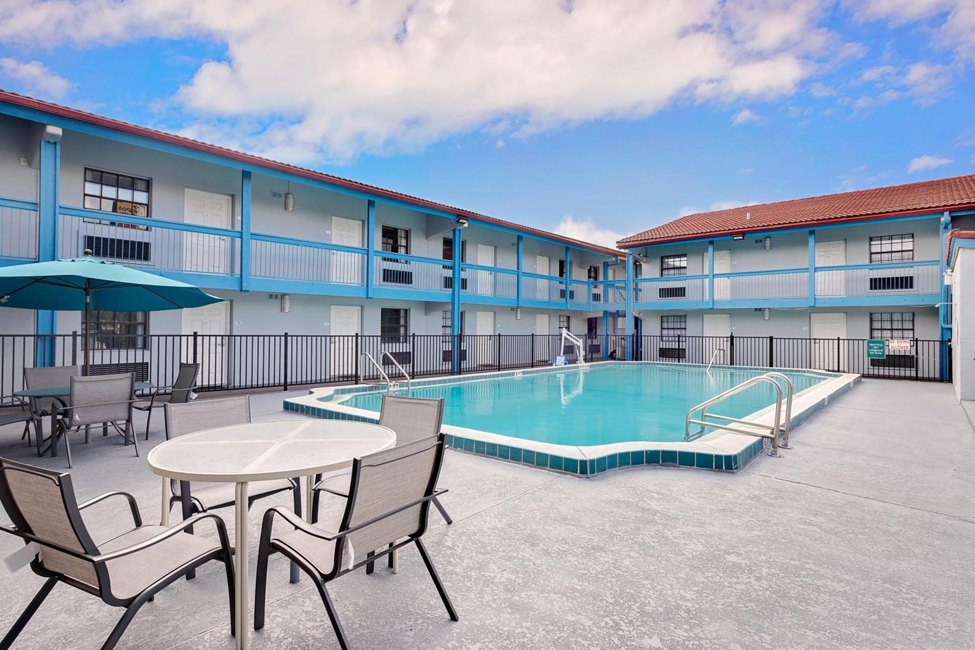 Baymont by Wyndham Jacksonville Orange Park photo 9