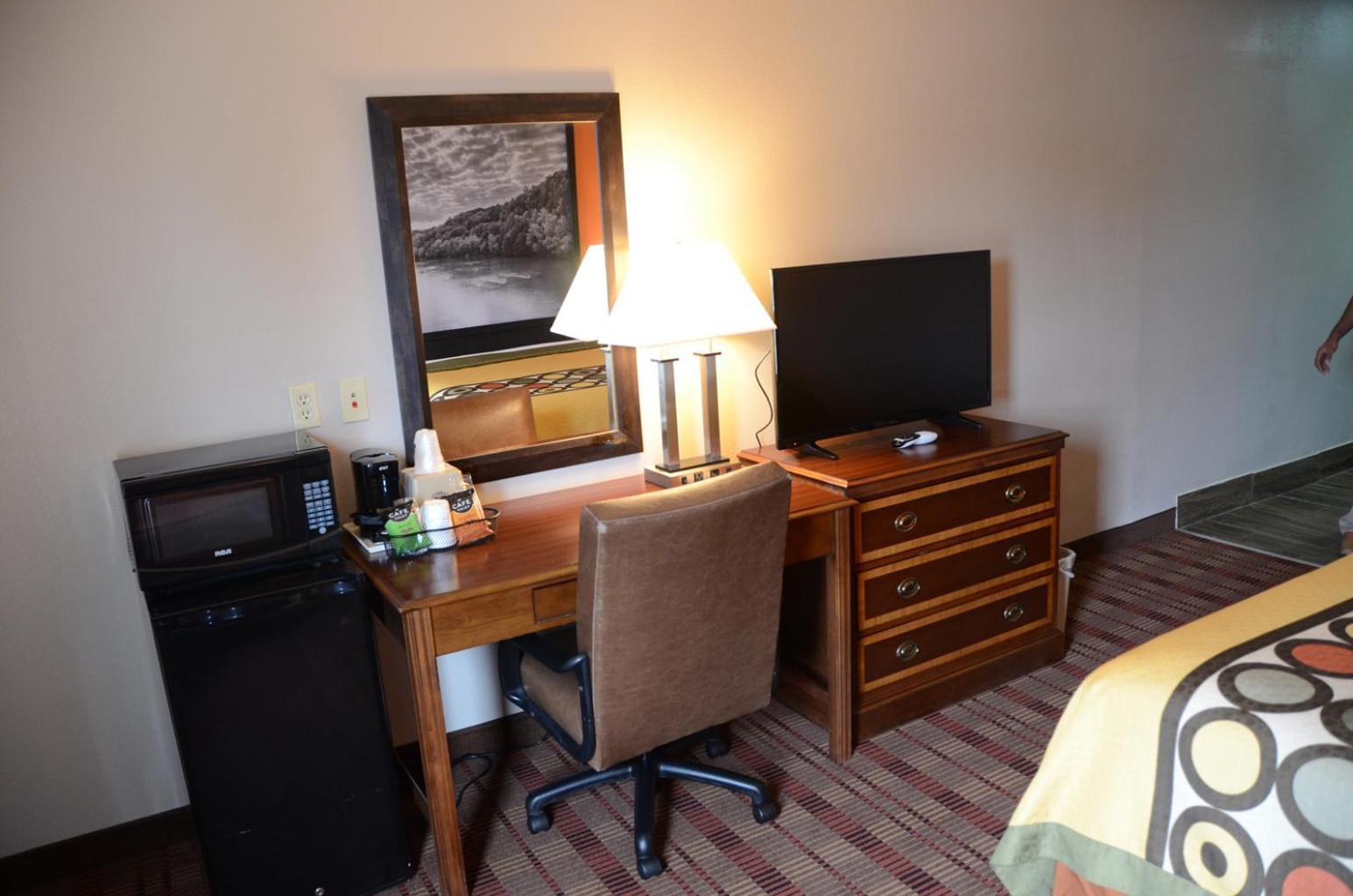 Super 8 by Wyndham Louisville/Expo Center photo 28