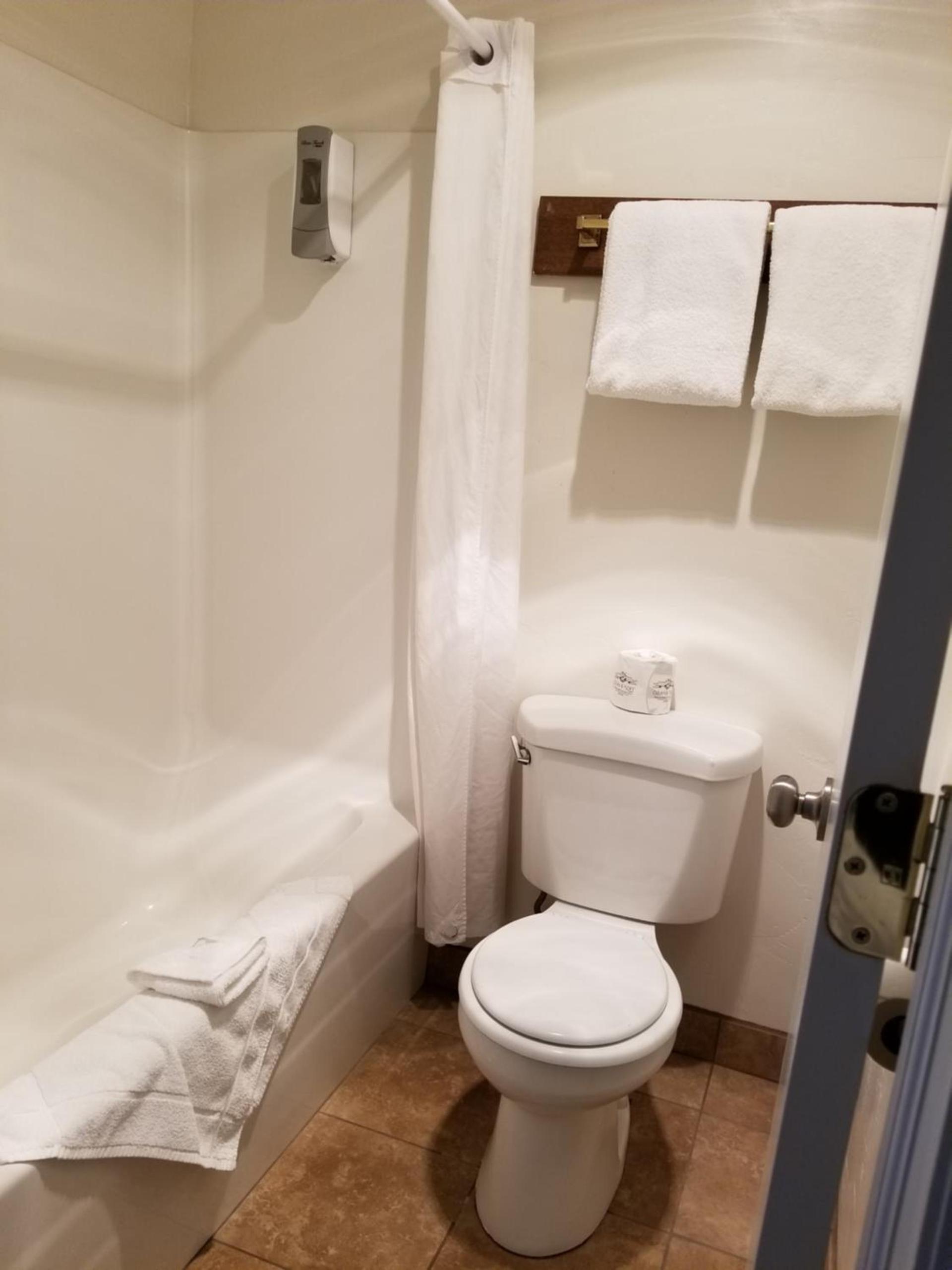Plaza Motel photo 10